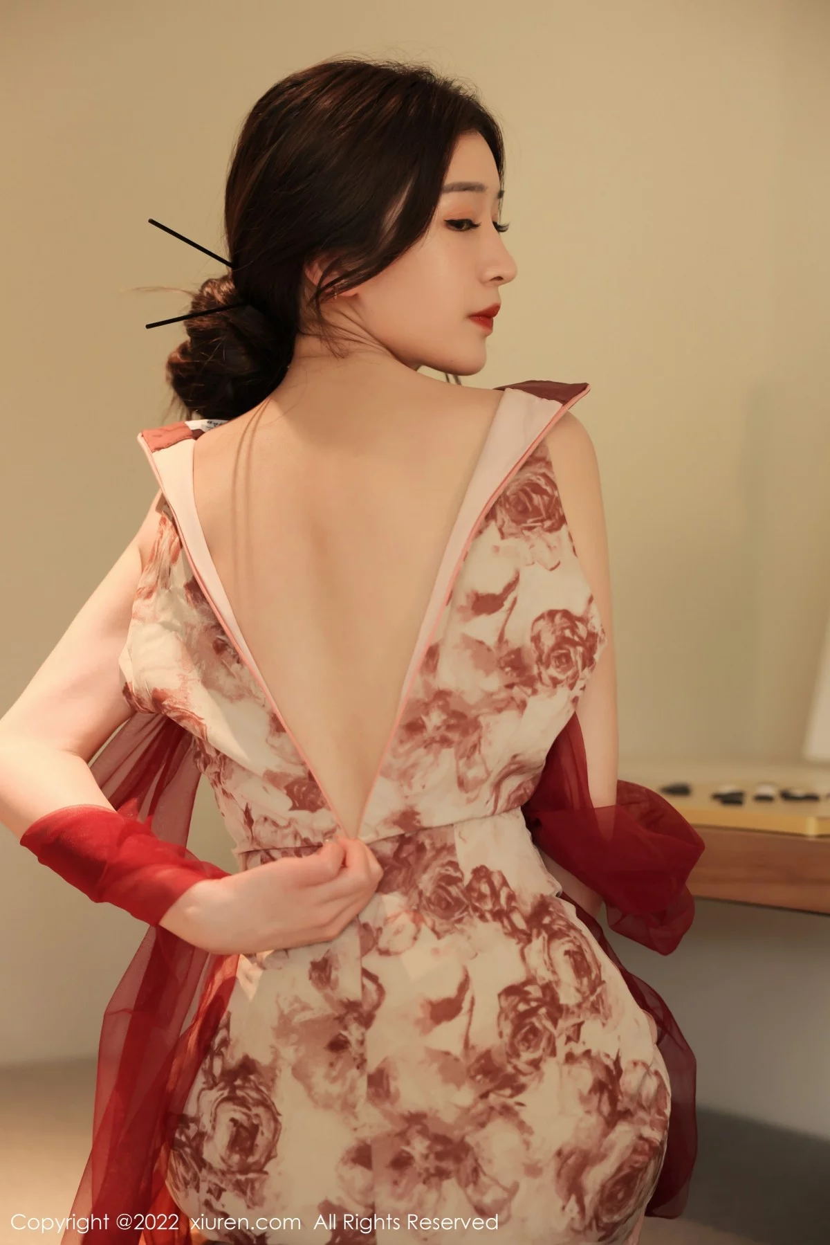 [[XiuRen秀人网]秀人网]No.4959_新人模特hebe韩心雨浅色带花纹旗袍配超薄黑丝秀翘臀诱惑写真48P