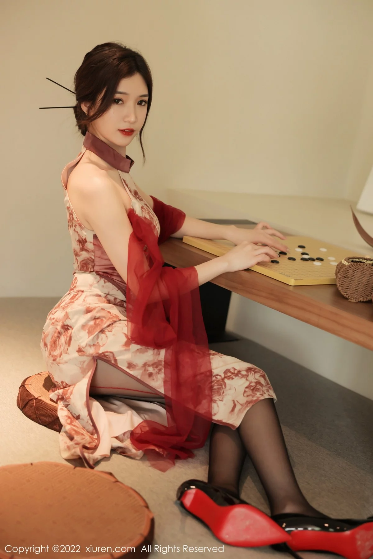 [[XiuRen秀人网]秀人网]No.4959_新人模特hebe韩心雨浅色带花纹旗袍配超薄黑丝秀翘臀诱惑写真48P