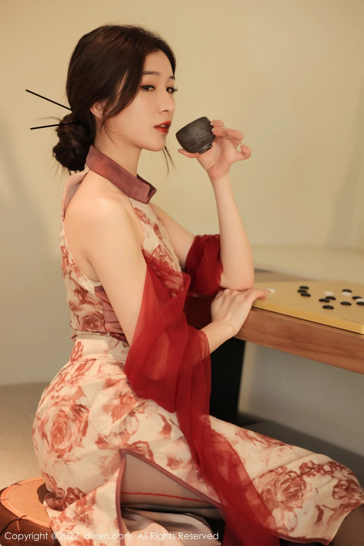 [[XiuRen秀人网]秀人网]No.4959_新人模特hebe韩心雨浅色带花纹旗袍配超薄黑丝秀翘臀诱惑写真48P