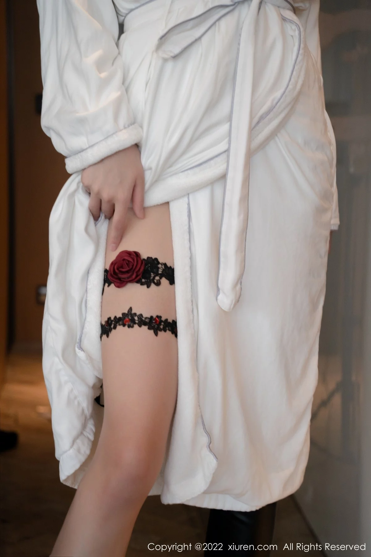 [[XiuRen秀人网]秀人网]No.4958_模特葛征私房白色睡袍下性感黑丝缕空服饰秀高挑身材诱惑写真48P