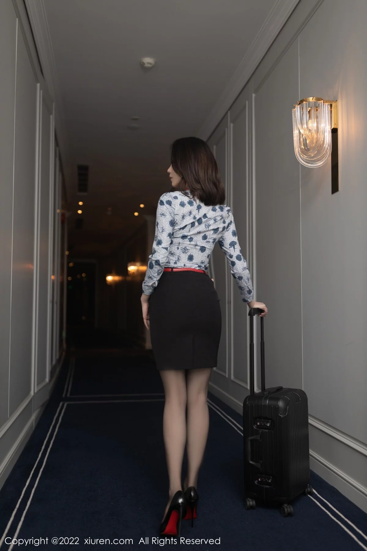 [[XiuRen秀人网]秀人网]No.4962_模特安然anran珠三角旅拍脱性感空姐制服露蕾丝内衣诱惑写真83P