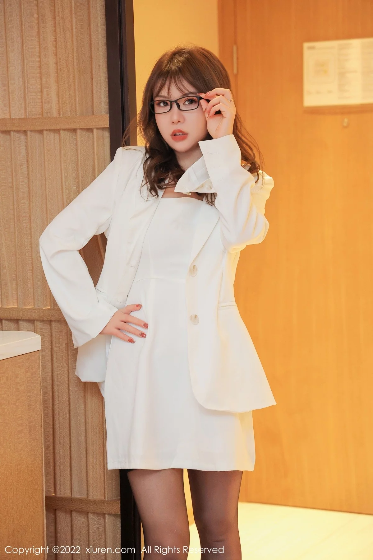 [[XiuRen秀人网]秀人网]No.4960_模特雅雯私房脱白色服饰露性感紫色蕾丝内衣配蕾丝吊袜诱惑写真47P