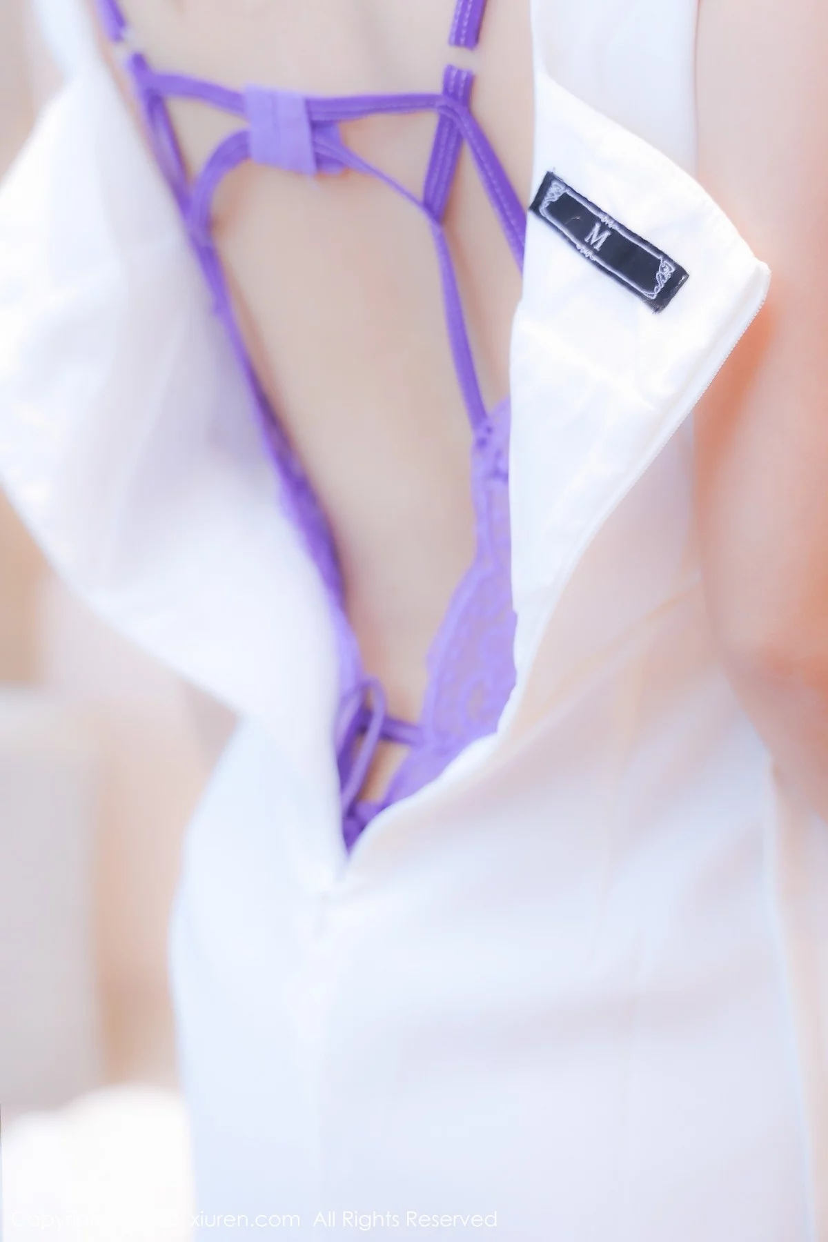 [[XiuRen秀人网]秀人网]No.4960_模特雅雯私房脱白色服饰露性感紫色蕾丝内衣配蕾丝吊袜诱惑写真47P