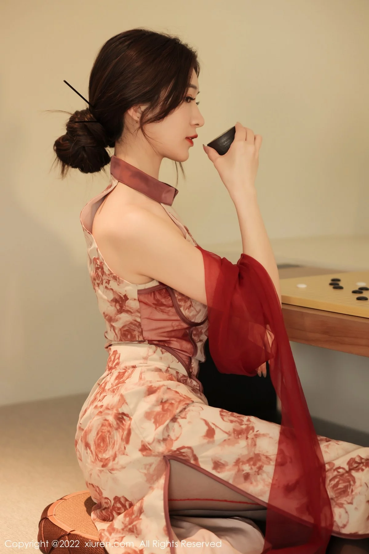 [[XiuRen秀人网]秀人网]No.4959_新人模特hebe韩心雨浅色带花纹旗袍配超薄黑丝秀翘臀诱惑写真48P