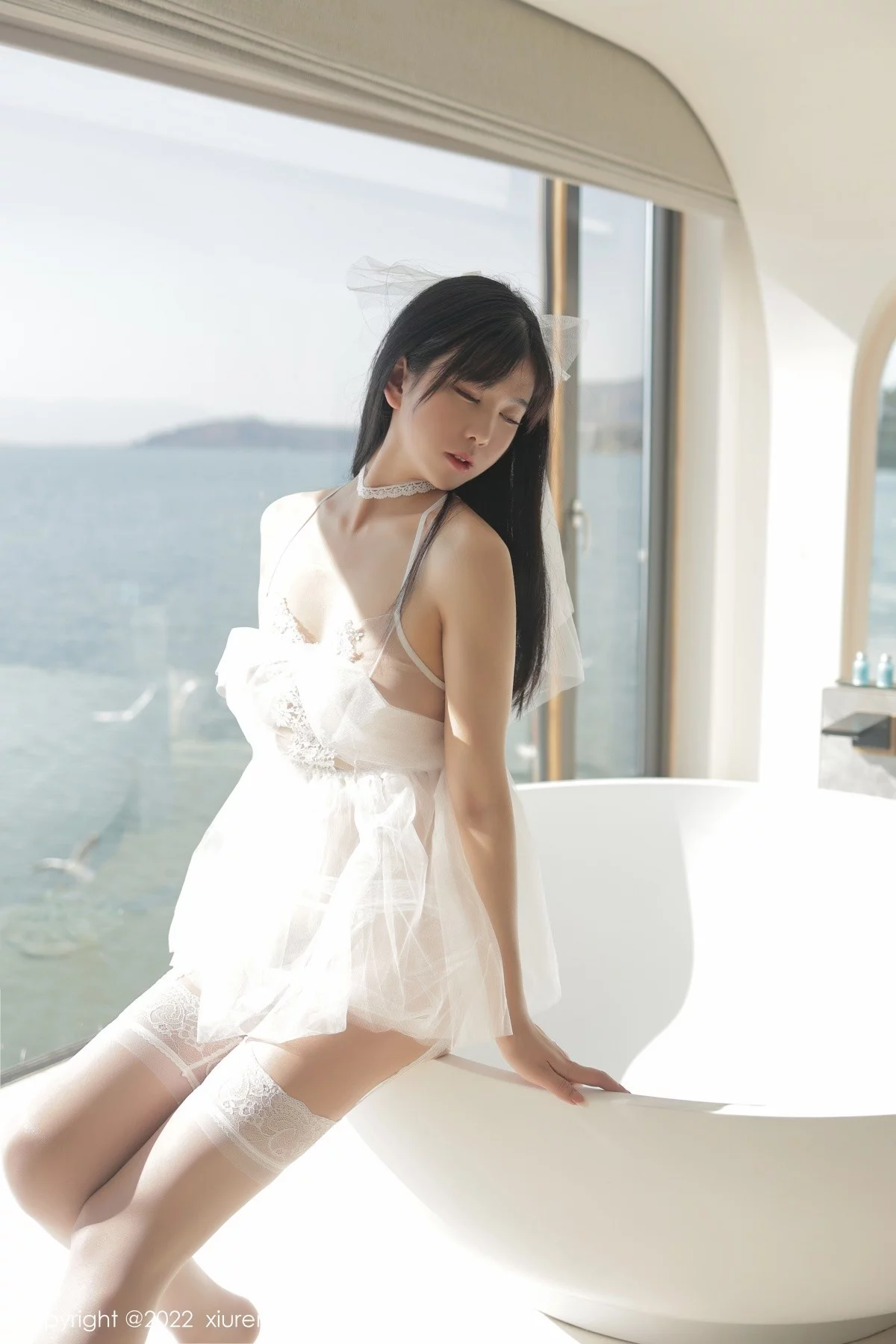 [[XiuRen秀人网]秀人网]No.4964_模特李雅柔182CM大理旅拍白色轻透吊裙配白丝袜迷人诱惑写真59P