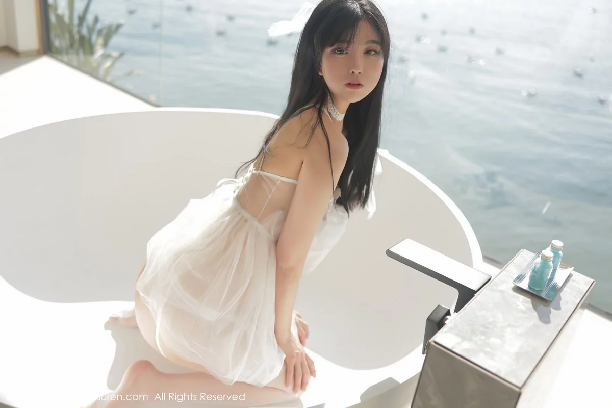 [[XiuRen秀人网]秀人网]No.4964_模特李雅柔182CM大理旅拍白色轻透吊裙配白丝袜迷人诱惑写真59P