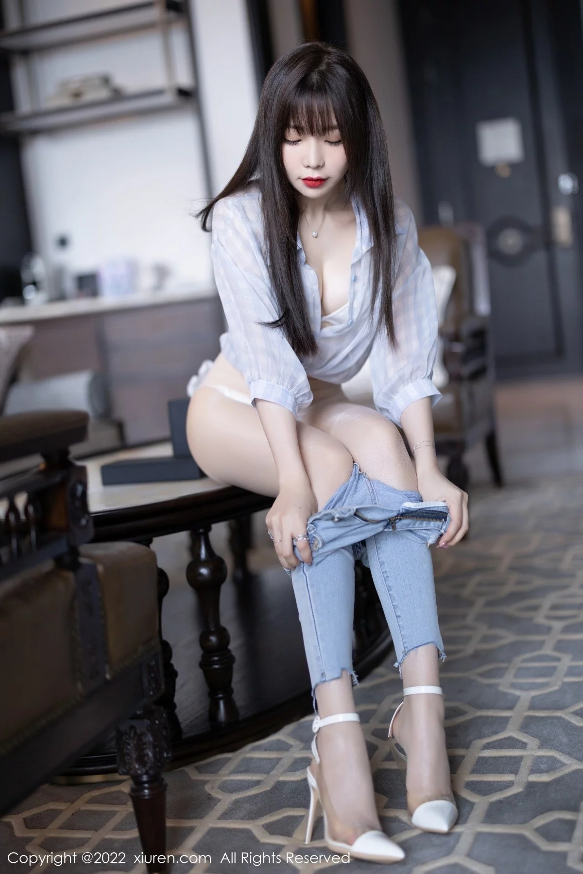 [[XiuRen秀人网]秀人网]No.4976_女神芝芝Booty轻透浅色格子衣配牛仔裤半脱露超薄肉丝诱惑写真110P