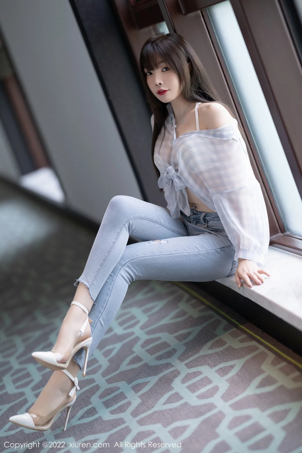 [[XiuRen秀人网]秀人网]No.4976_女神芝芝Booty轻透浅色格子衣配牛仔裤半脱露超薄肉丝诱惑写真110P