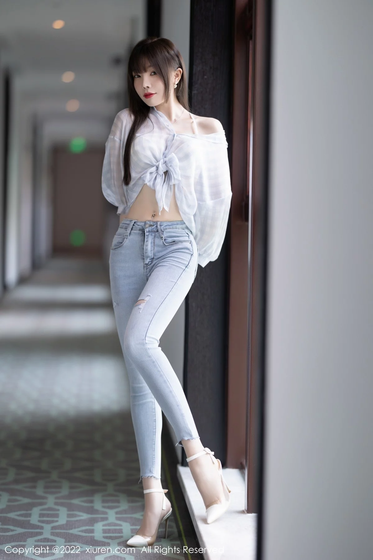 [[XiuRen秀人网]秀人网]No.4976_女神芝芝Booty轻透浅色格子衣配牛仔裤半脱露超薄肉丝诱惑写真110P