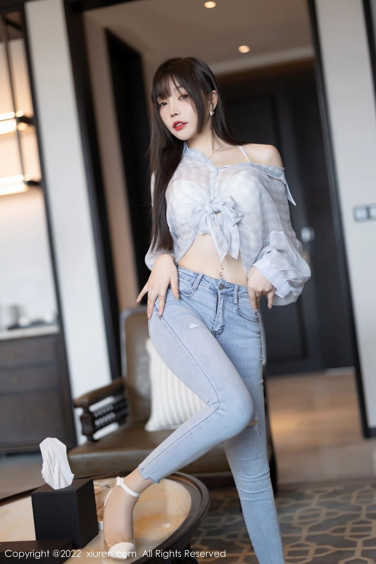 [[XiuRen秀人网]秀人网]No.4976_女神芝芝Booty轻透浅色格子衣配牛仔裤半脱露超薄肉丝诱惑写真110P