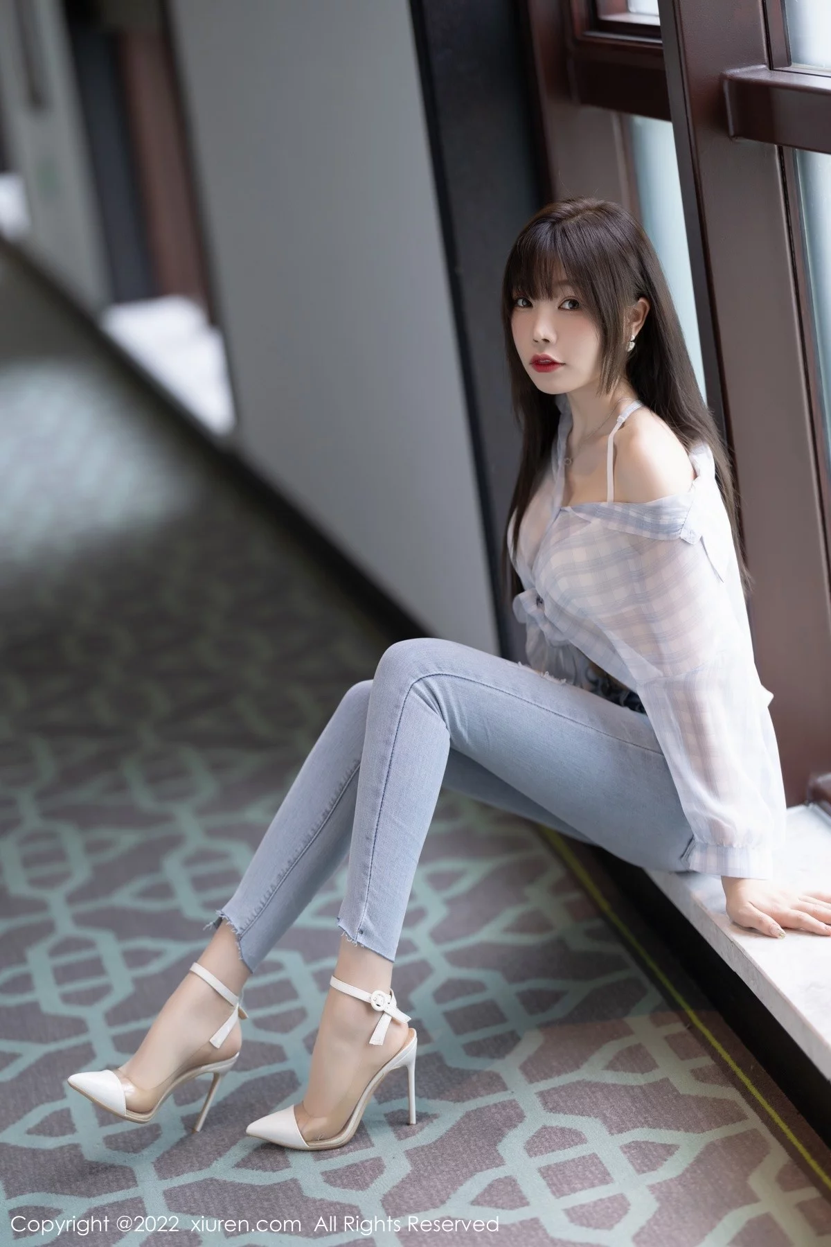 [[XiuRen秀人网]秀人网]No.4976_女神芝芝Booty轻透浅色格子衣配牛仔裤半脱露超薄肉丝诱惑写真110P