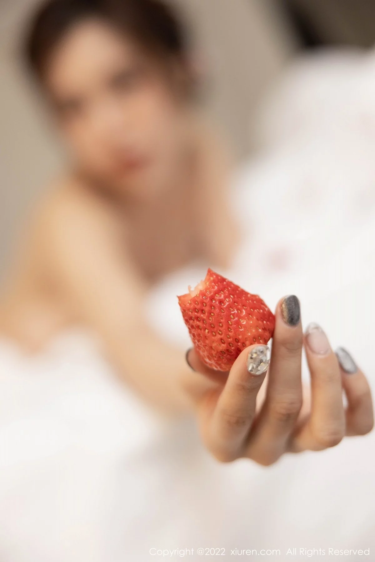 [[XiuRen秀人网]秀人网]No.4977_女神绮里嘉ula海南心愿旅拍床上大尺度半脱秀惹火身材诱惑写真63P