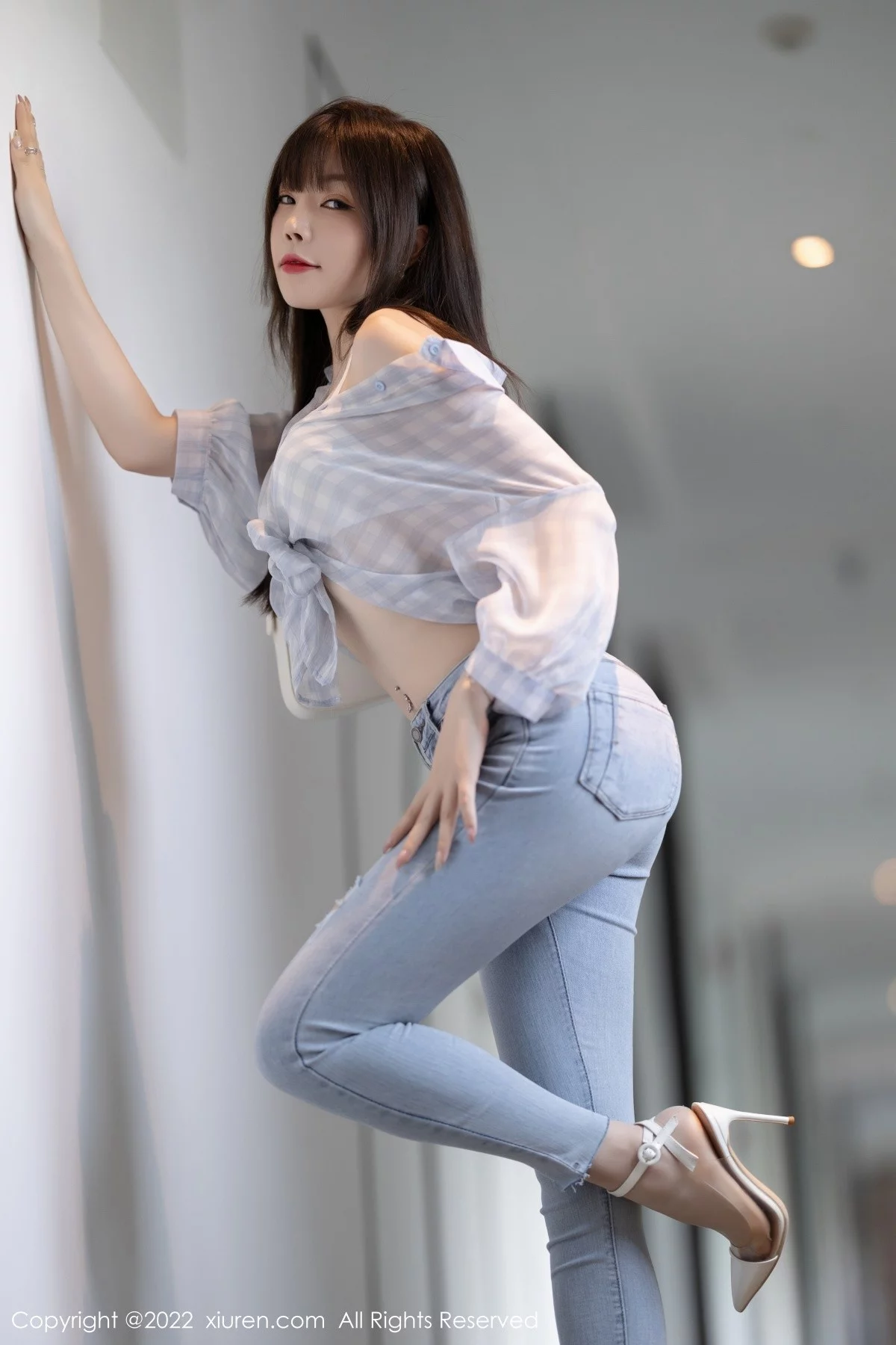 [[XiuRen秀人网]秀人网]No.4976_女神芝芝Booty轻透浅色格子衣配牛仔裤半脱露超薄肉丝诱惑写真110P