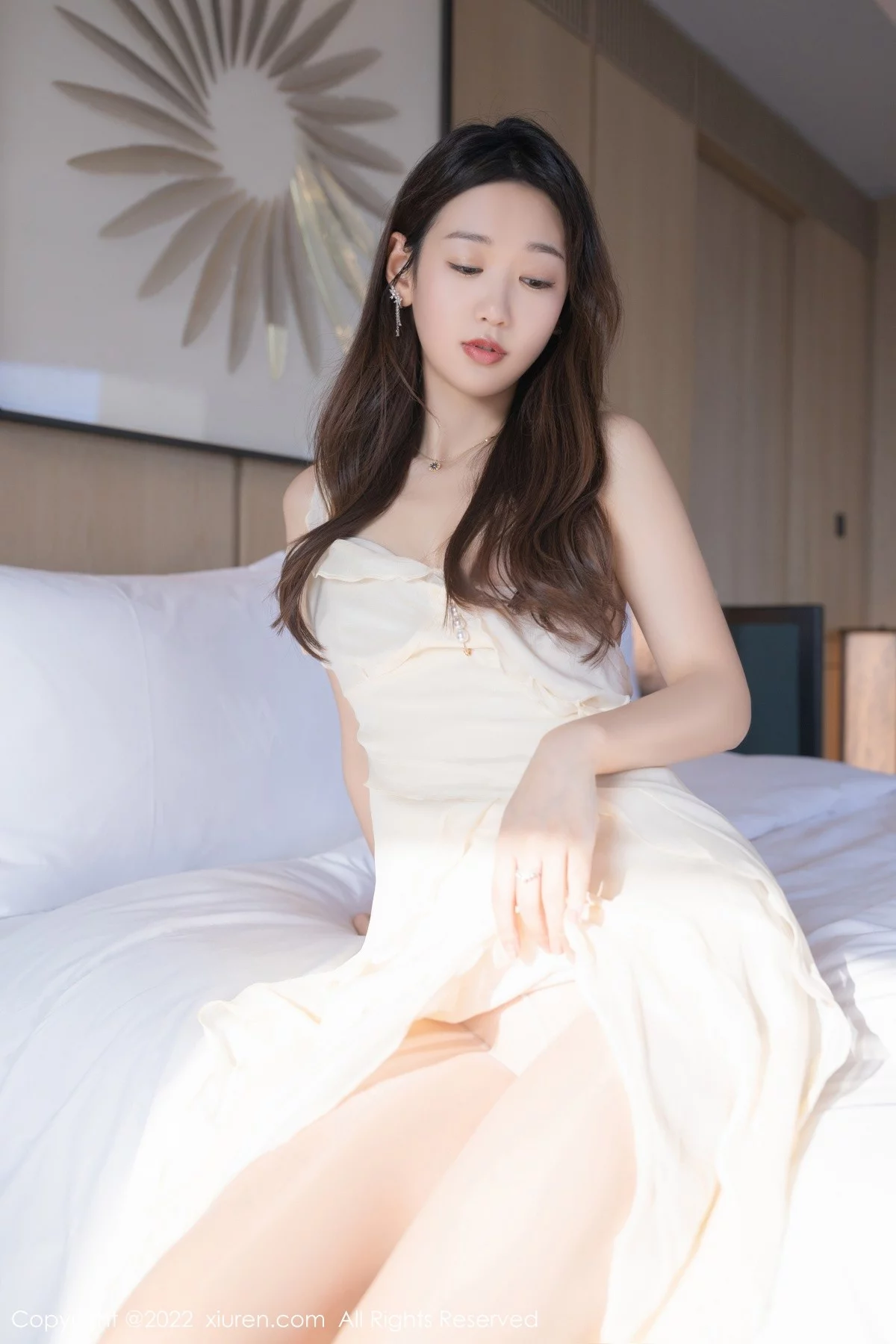 [[XiuRen秀人网]秀人网]No.4985_模特唐安琪珠三角旅拍米黄色吊带长裙配无内灰丝惹火诱惑写真74P