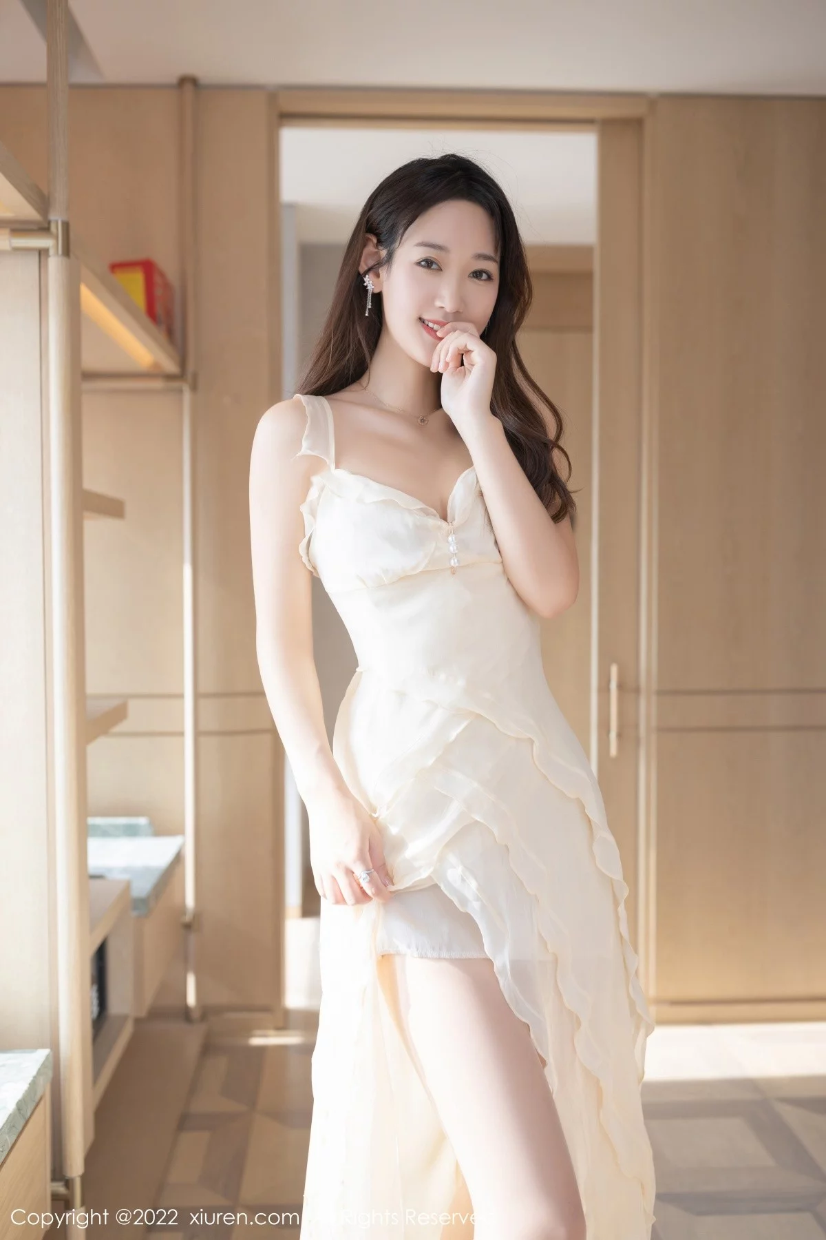 [[XiuRen秀人网]秀人网]No.4985_模特唐安琪珠三角旅拍米黄色吊带长裙配无内灰丝惹火诱惑写真74P