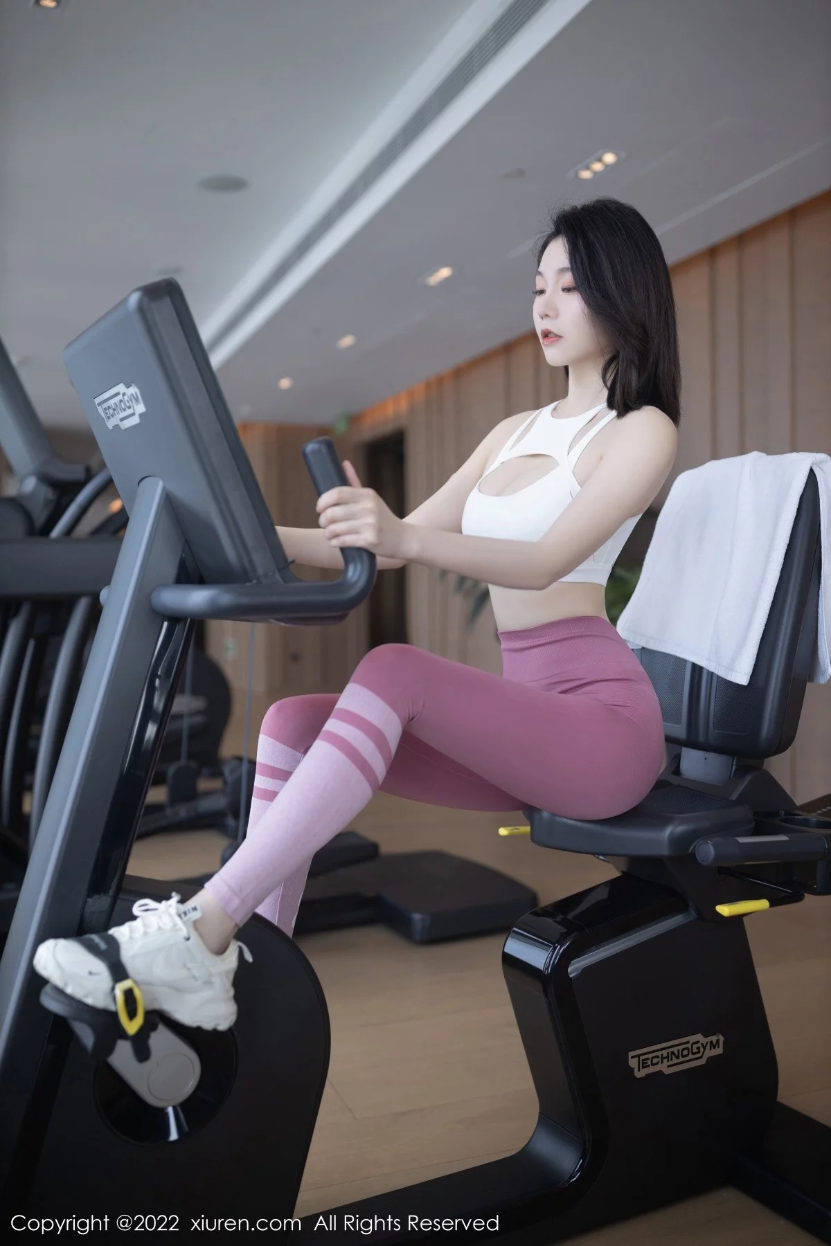 [[XiuRen秀人网]秀人网]No.4988_模特安然anran珠三角旅拍健身房白色上衣配紧身运动裤诱惑写真78P