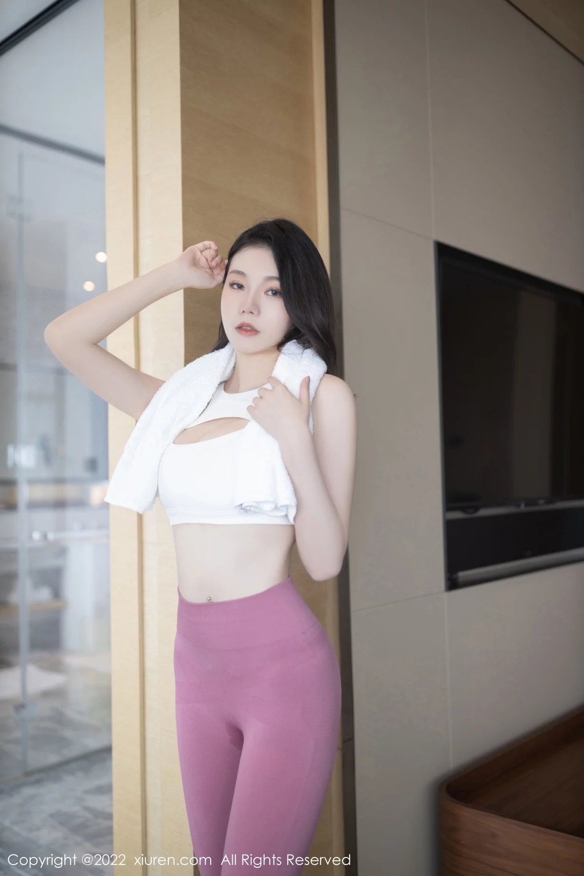 [[XiuRen秀人网]秀人网]No.4988_模特安然anran珠三角旅拍健身房白色上衣配紧身运动裤诱惑写真78P