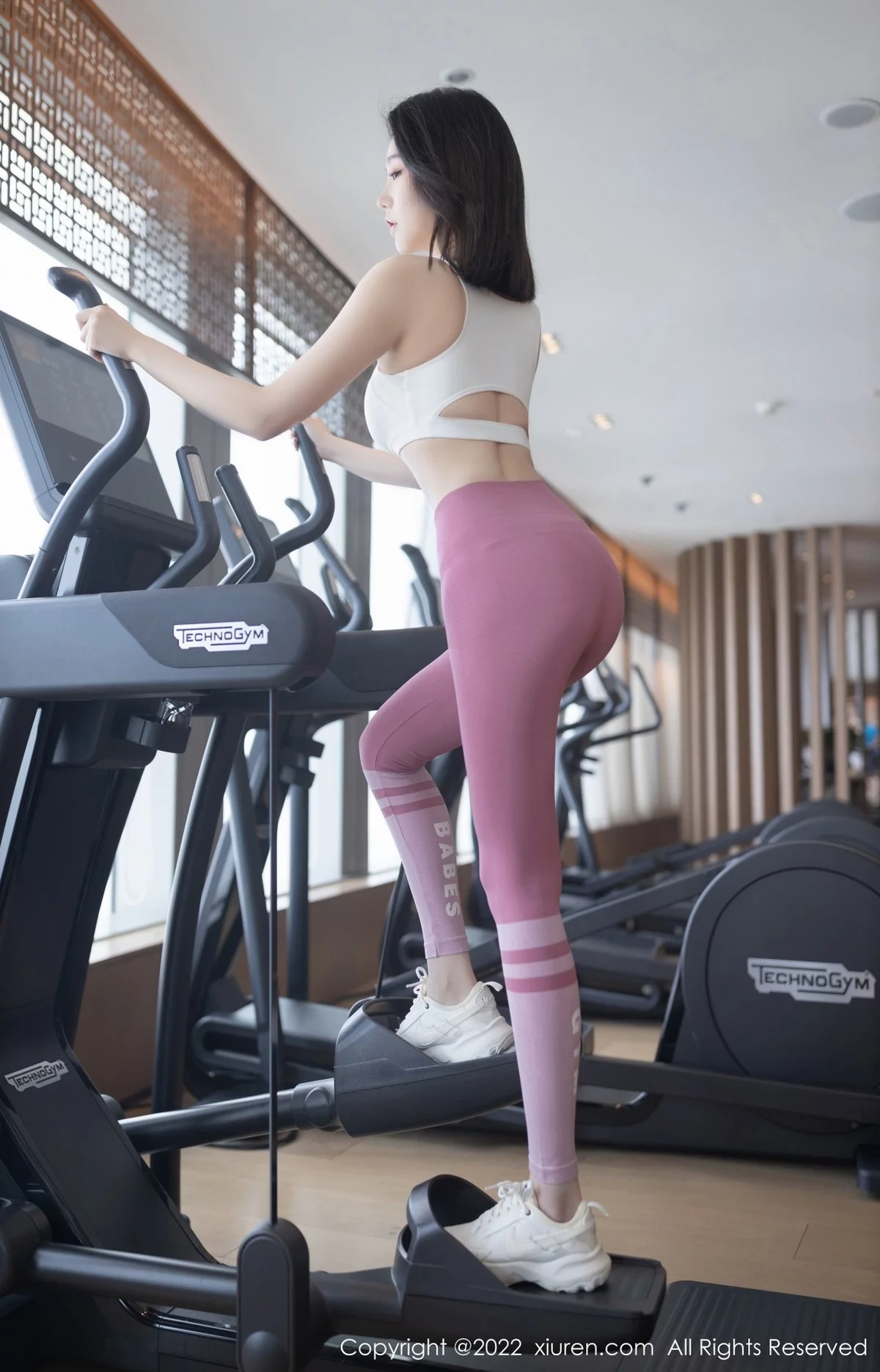 [[XiuRen秀人网]秀人网]No.4988_模特安然anran珠三角旅拍健身房白色上衣配紧身运动裤诱惑写真78P