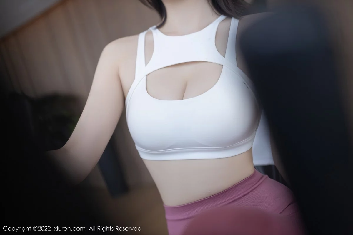 [[XiuRen秀人网]秀人网]No.4988_模特安然anran珠三角旅拍健身房白色上衣配紧身运动裤诱惑写真78P