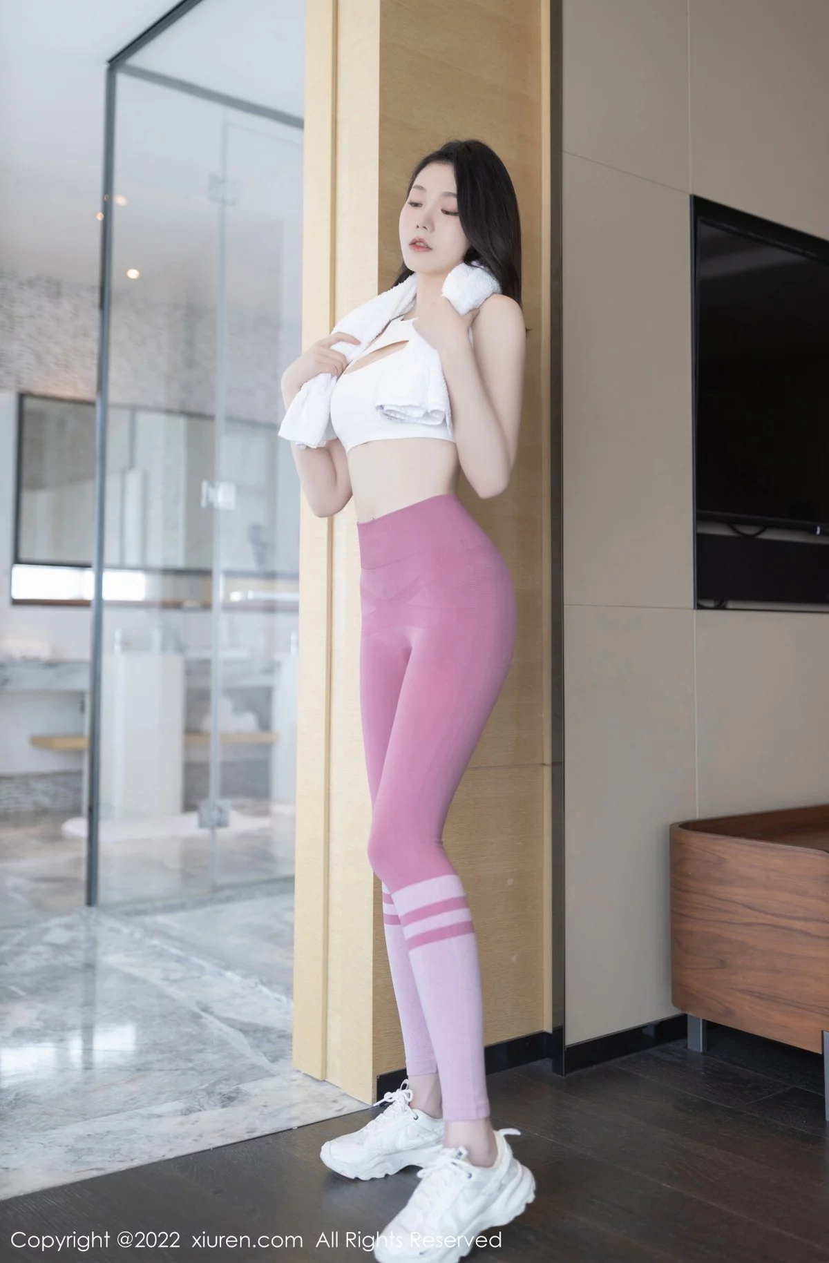 [[XiuRen秀人网]秀人网]No.4988_模特安然anran珠三角旅拍健身房白色上衣配紧身运动裤诱惑写真78P