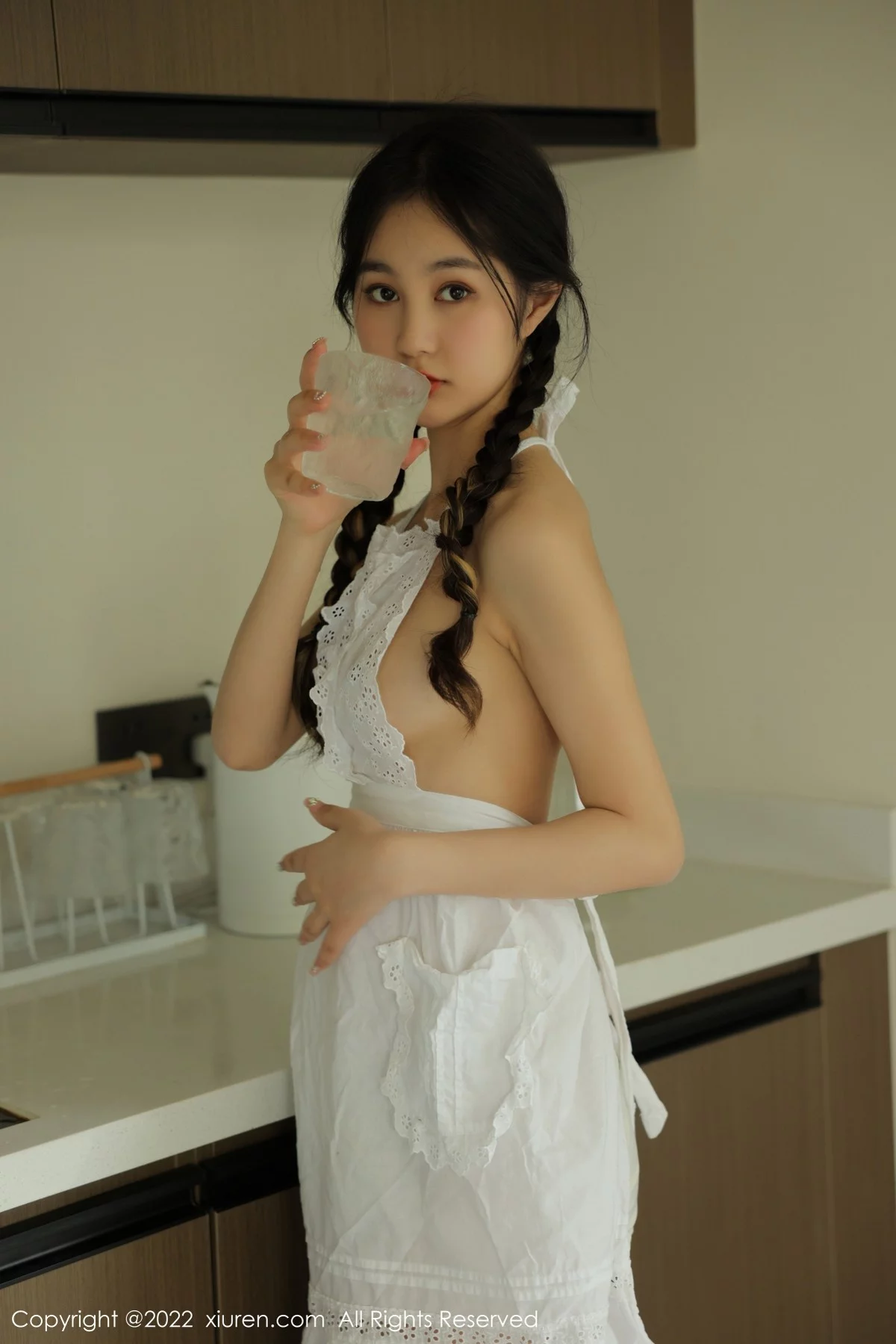 [[XiuRen秀人网]秀人网]No.4992_模特谢晚晚居家厨娘主题性感白色真空围裙秀翘臀美腿诱惑写真48P