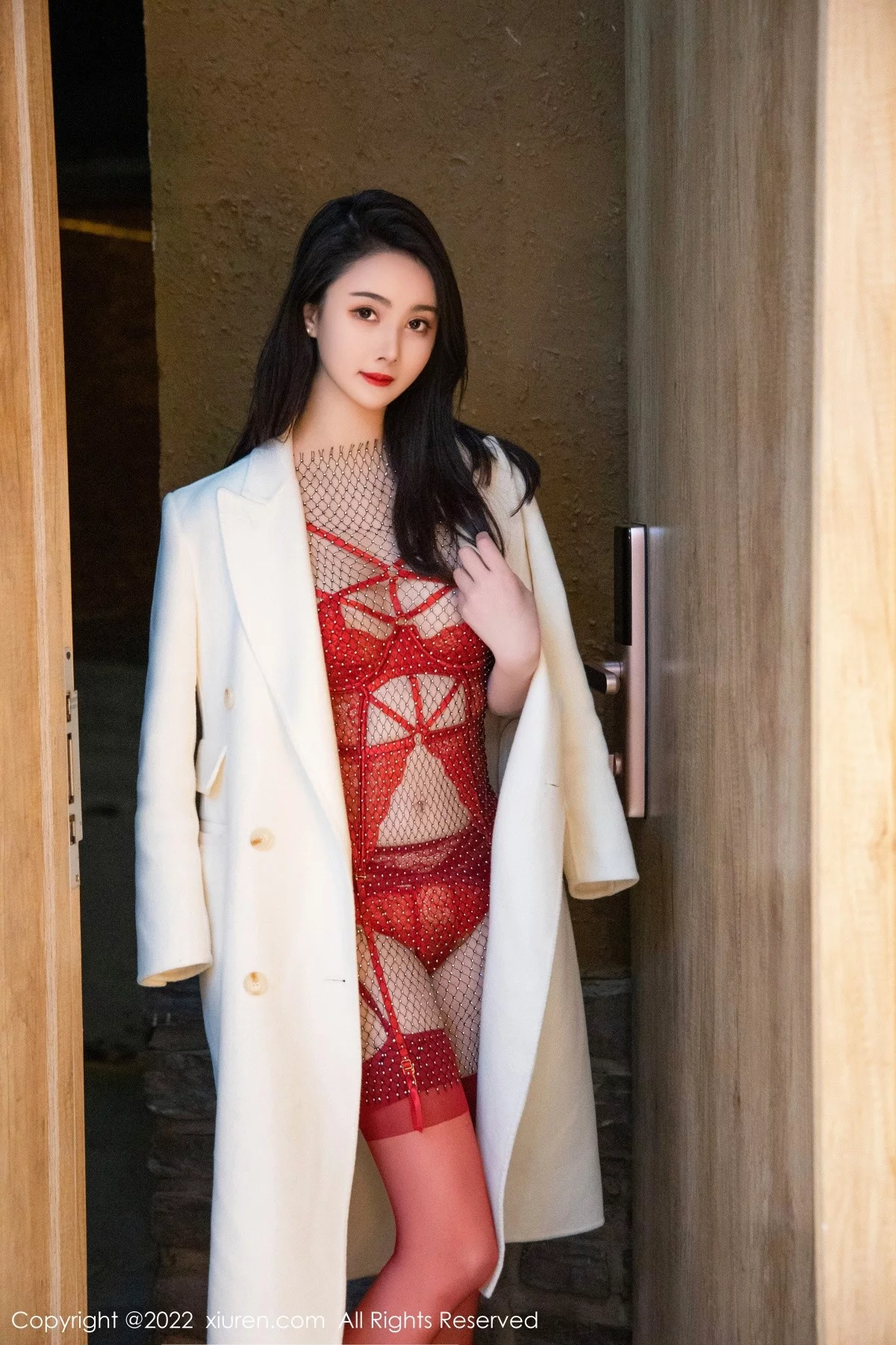 [[XiuRen秀人网]秀人网]No.4997_模特Summer宝宝私房情趣捆绑红色内衣配红丝吊袜惹火诱惑写真48P