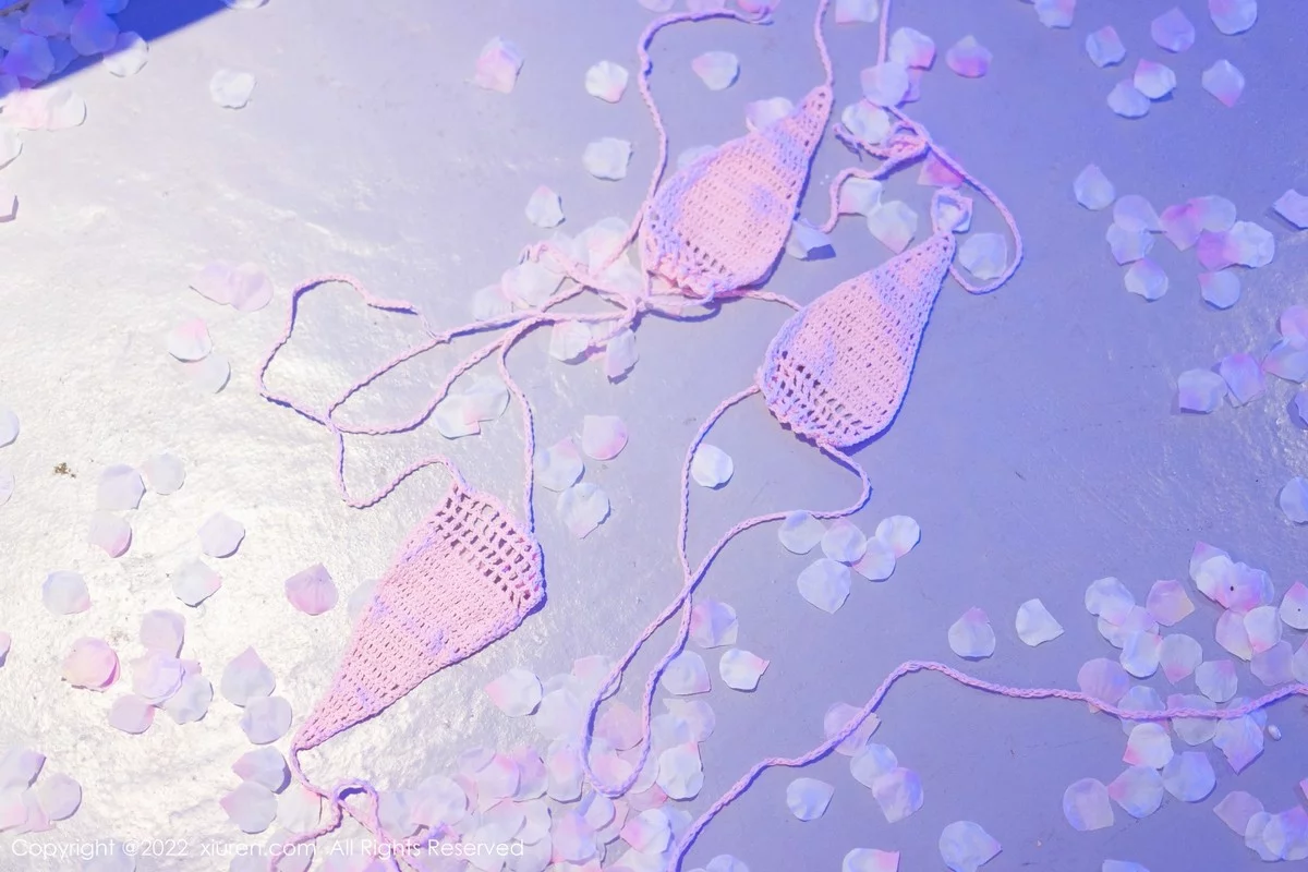 [[XiuRen秀人网]秀人网]No.5001_女神王雨纯大理旅拍泳池性感粉色比基尼秀丰满身材迷人诱惑写真60P