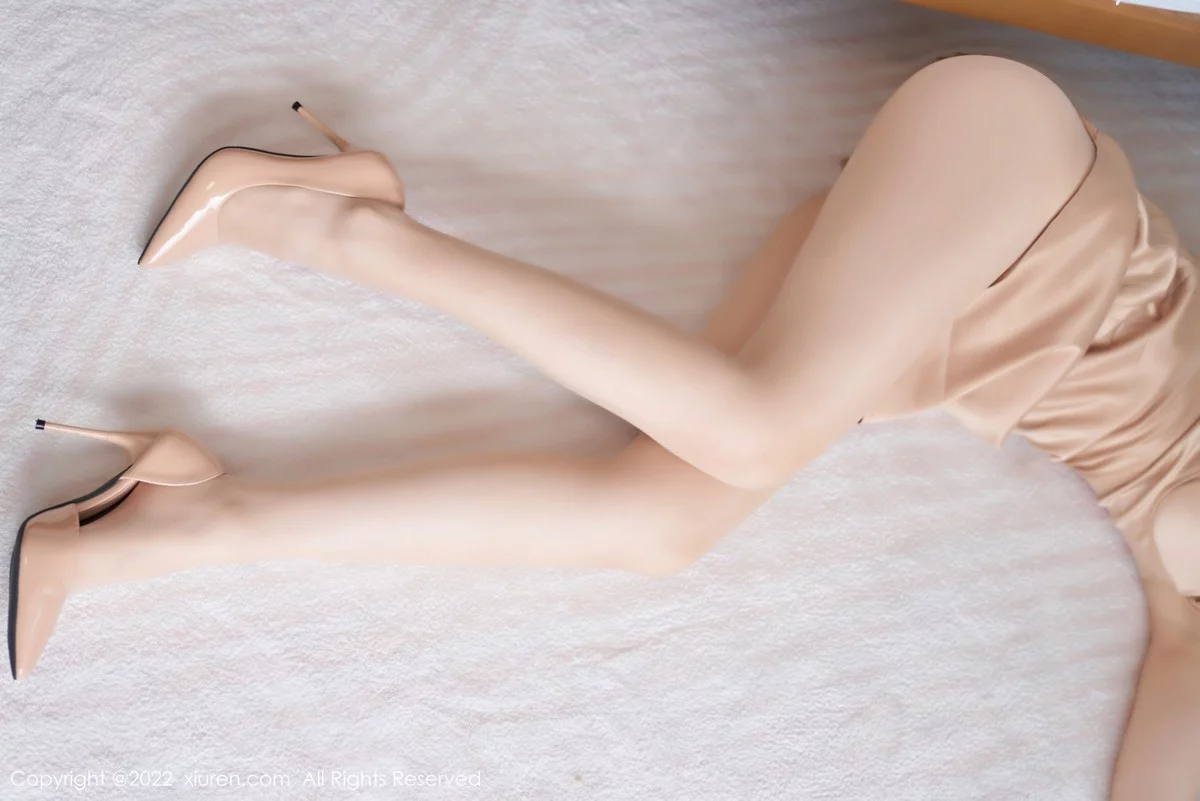 [[XiuRen秀人网]秀人网]No.4999_模特言沫三亚旅拍性感浅色吊裙配超薄无内肉丝秀翘臀诱惑写真41P