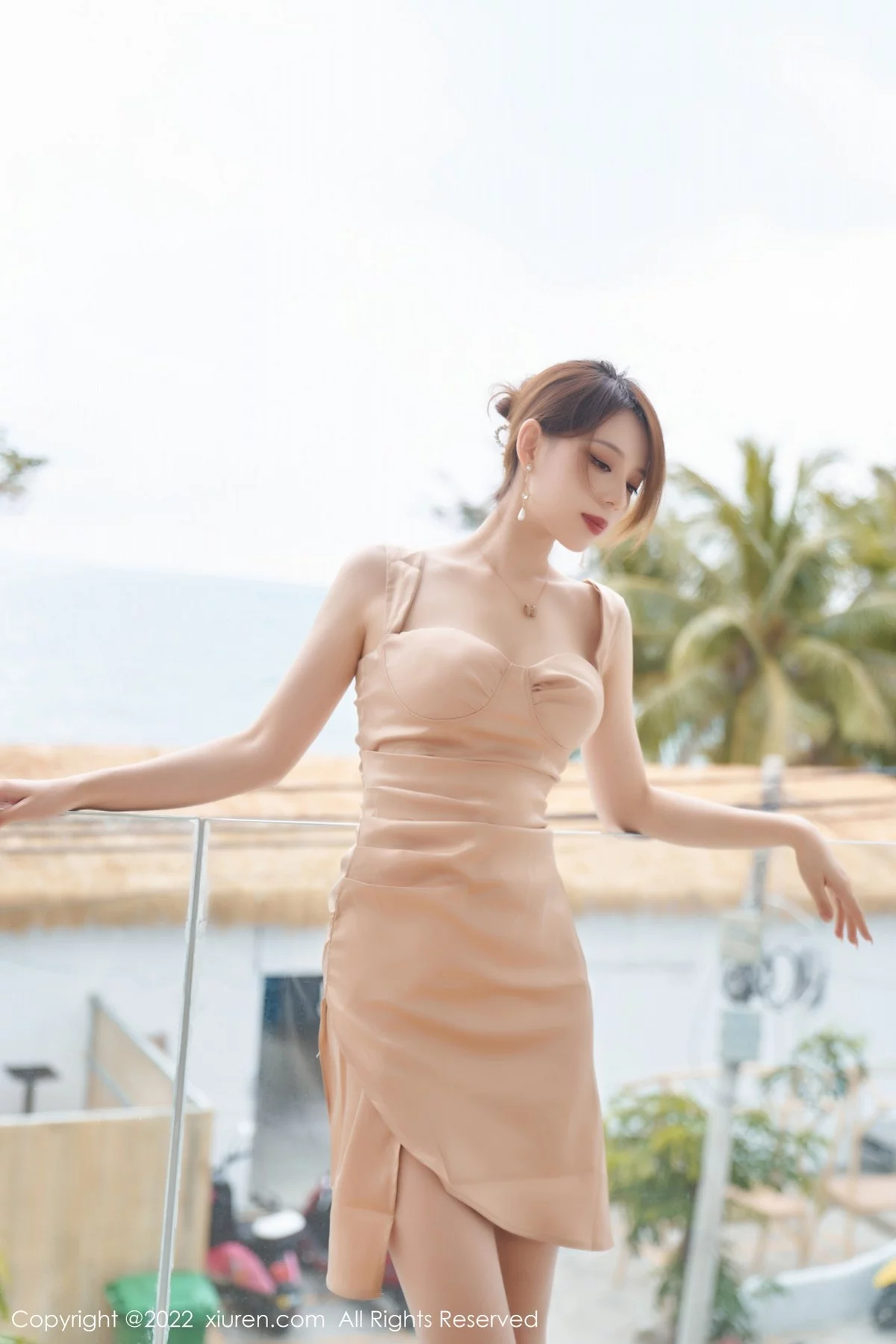 [[XiuRen秀人网]秀人网]No.4999_模特言沫三亚旅拍性感浅色吊裙配超薄无内肉丝秀翘臀诱惑写真41P