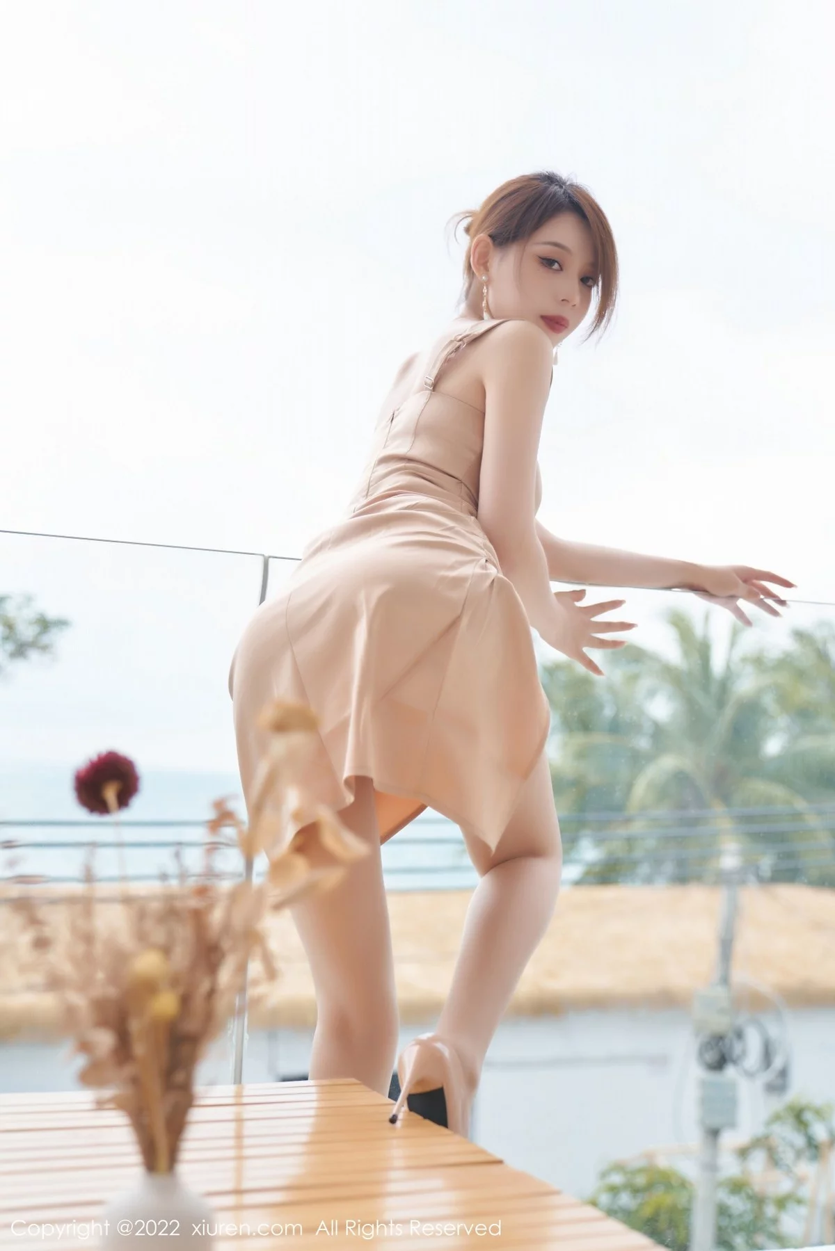 [[XiuRen秀人网]秀人网]No.4999_模特言沫三亚旅拍性感浅色吊裙配超薄无内肉丝秀翘臀诱惑写真41P