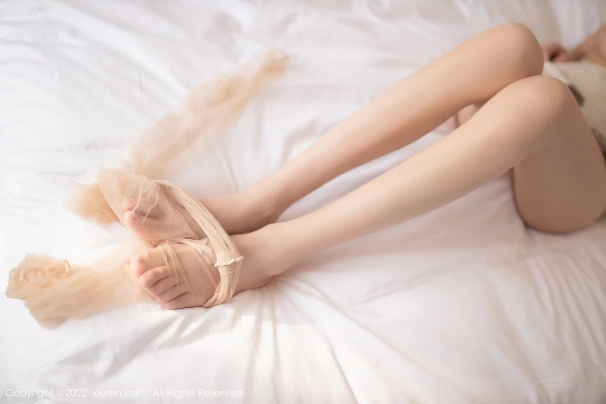 [[XiuRen秀人网]秀人网]No.5003_模特陆萱萱珠三角旅拍性感银灰色吊裙配超薄无内肉丝诱惑写真79P