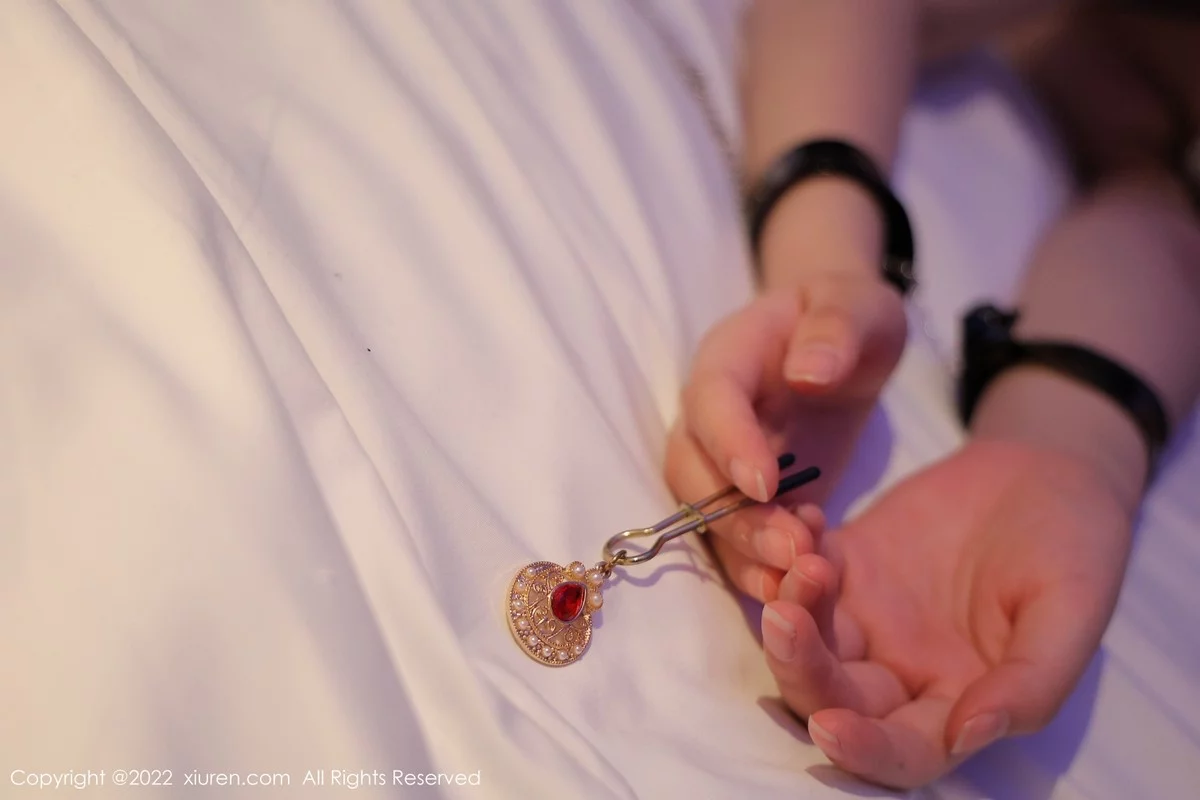 [[XiuRen秀人网]秀人网]No.5005_模特Arude薇薇私房黑色皮质服饰配开档黑丝秀凹凸身材诱惑写真59P