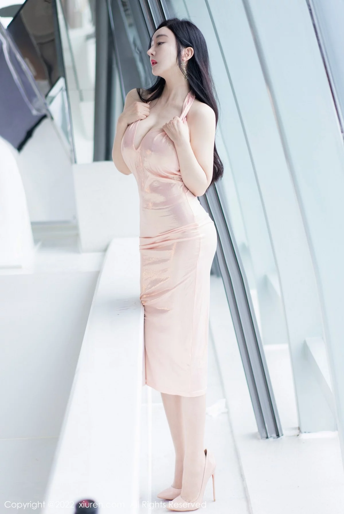 [[XiuRen秀人网]秀人网]No.5010_模特允爾大理旅拍淡粉色连衣裙配超薄肉丝秀豪乳翘臀诱惑写真50P