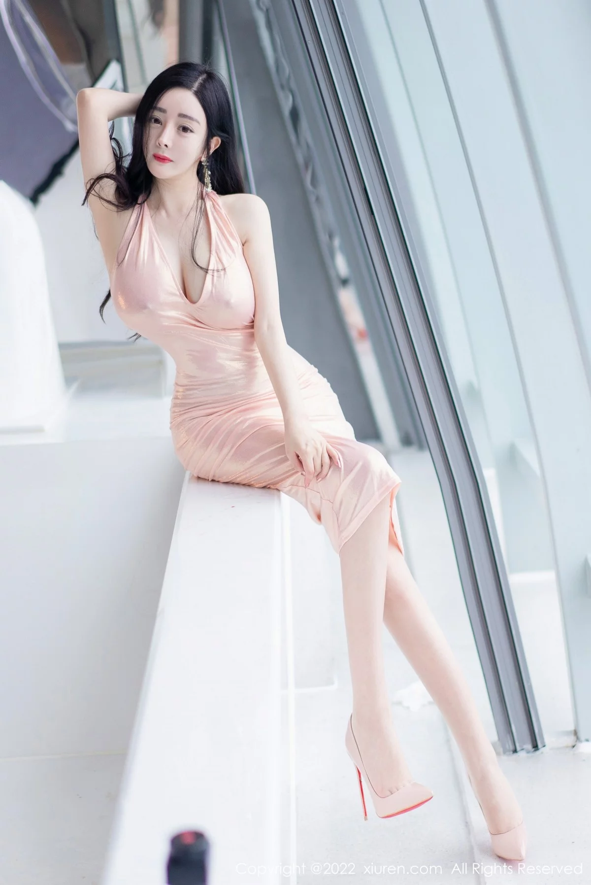 [[XiuRen秀人网]秀人网]No.5010_模特允爾大理旅拍淡粉色连衣裙配超薄肉丝秀豪乳翘臀诱惑写真50P