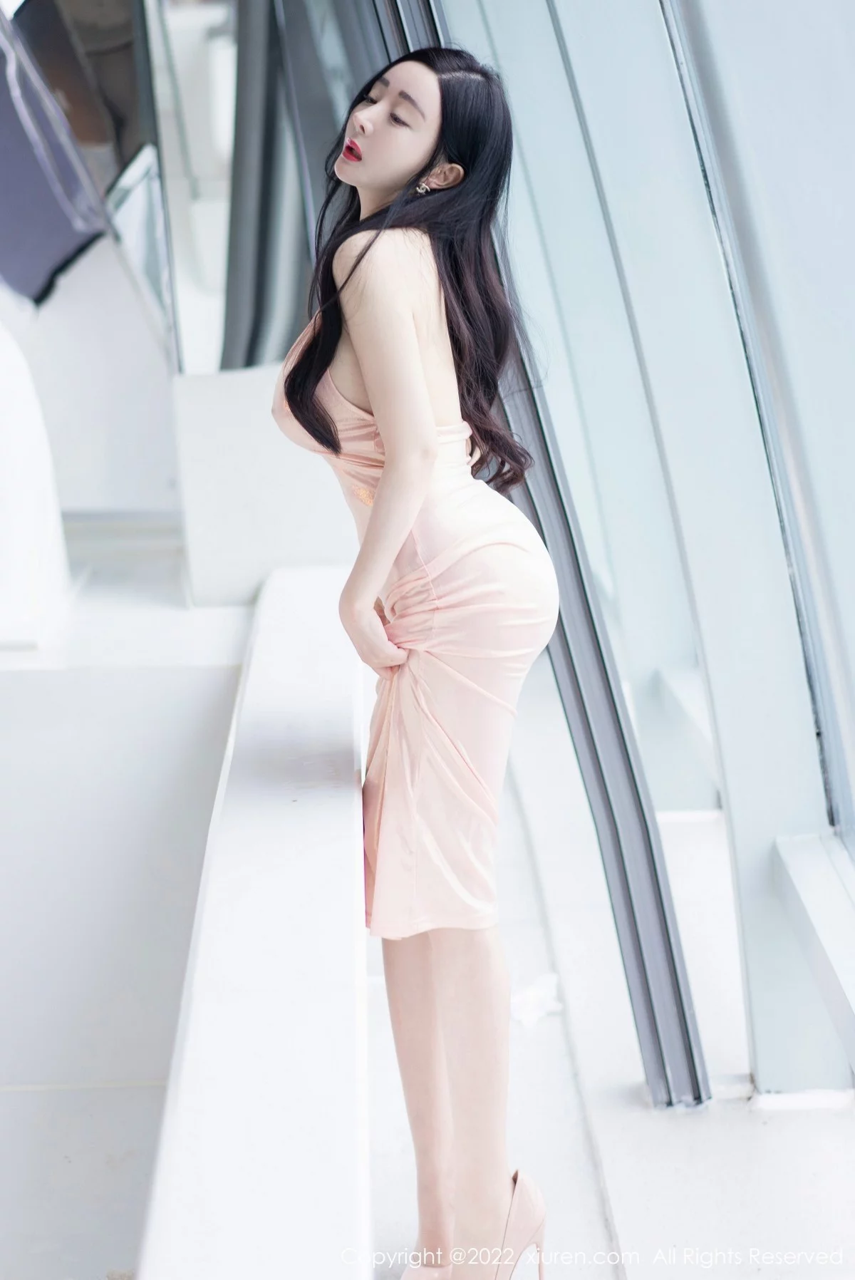 [[XiuRen秀人网]秀人网]No.5010_模特允爾大理旅拍淡粉色连衣裙配超薄肉丝秀豪乳翘臀诱惑写真50P