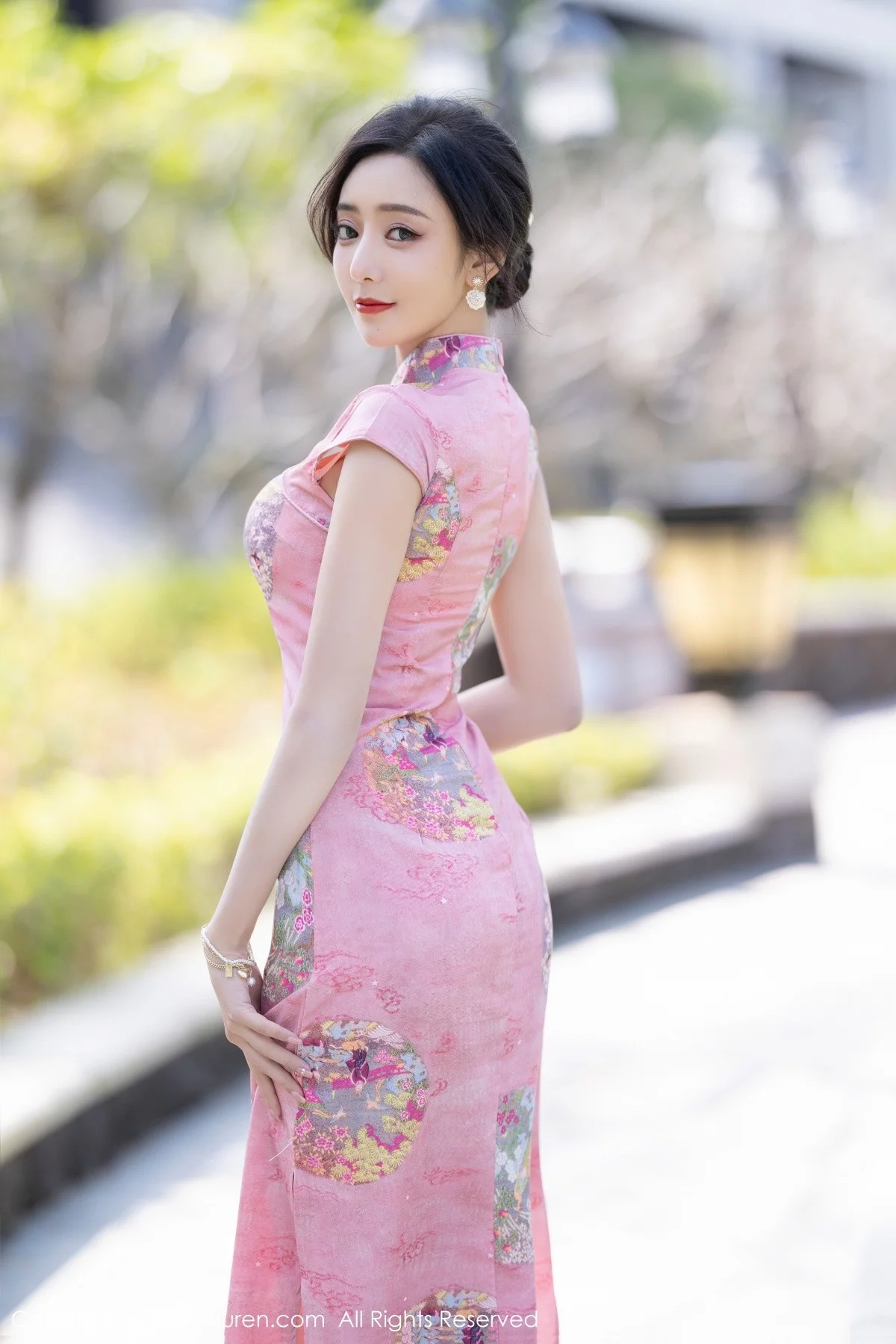 [[XiuRen秀人网]秀人网]No.5007_女神王馨瑶yanni厦门旅拍脱粉红旗袍露性感内衣超薄肉丝诱惑写真85P