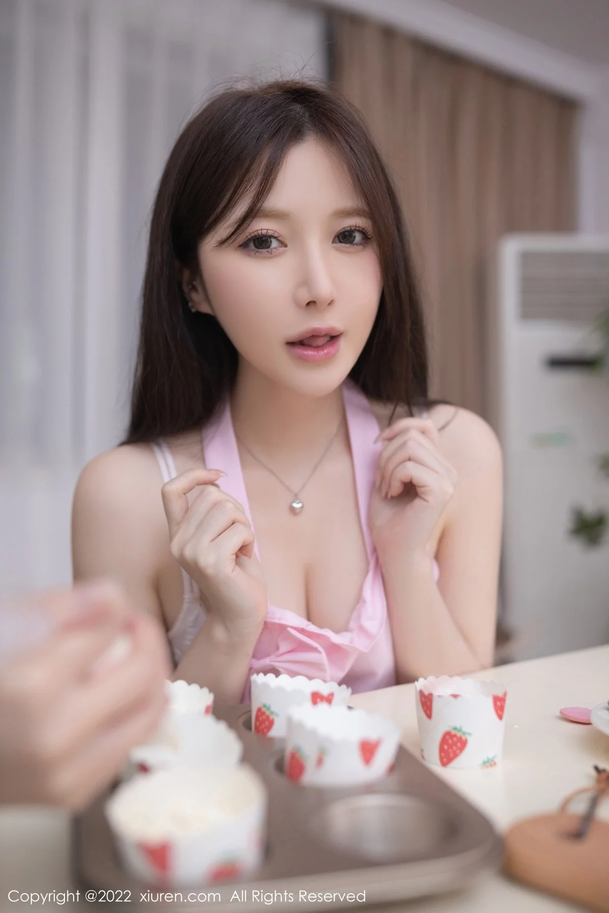 [[XiuRen秀人网]秀人网]No.5008_模特鱼子酱Fish三亚旅拍厨娘角色粉色围裙秀完美身材诱惑写真82P