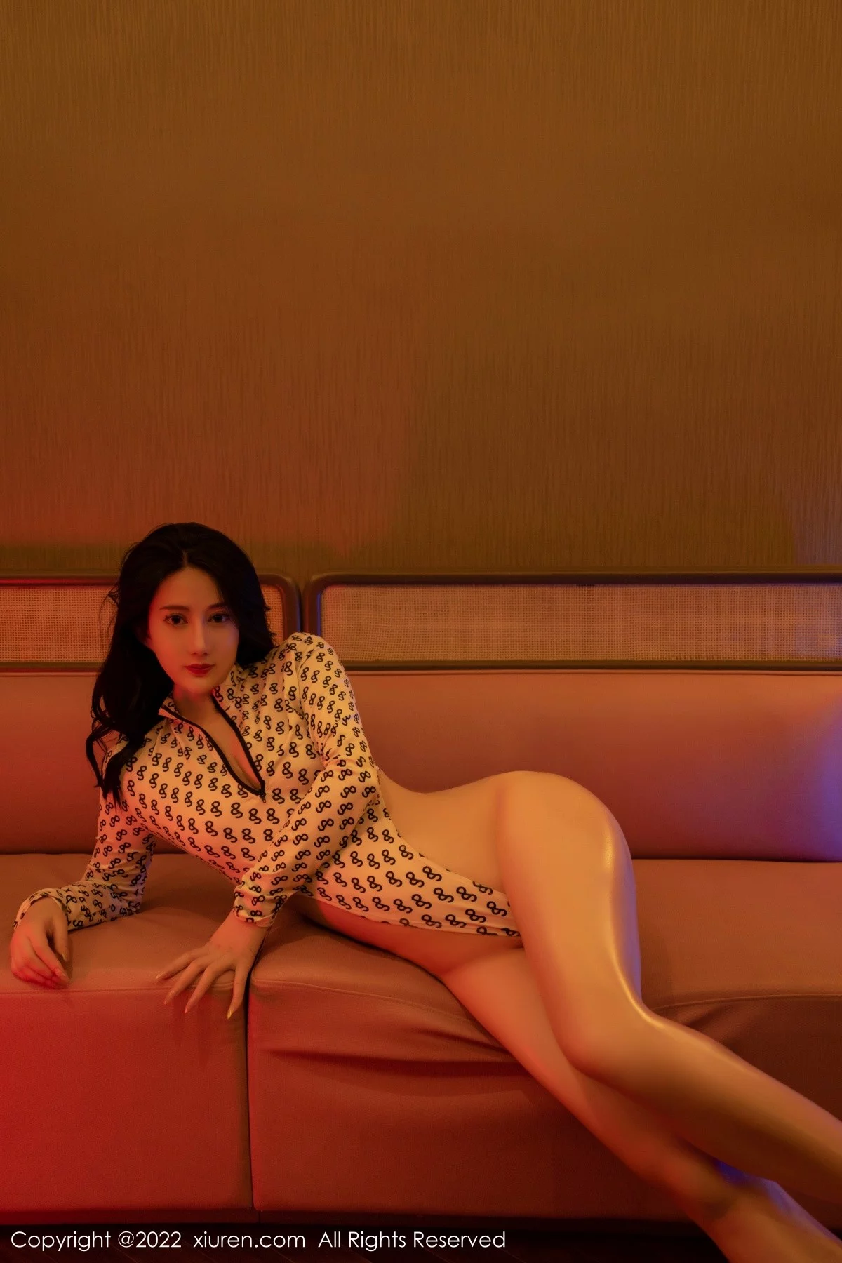 [[XiuRen秀人网]秀人网]No.5004_模特苏小曼babyface灰暗灯光下高叉连体衣秀翘臀美腿诱惑写真44P