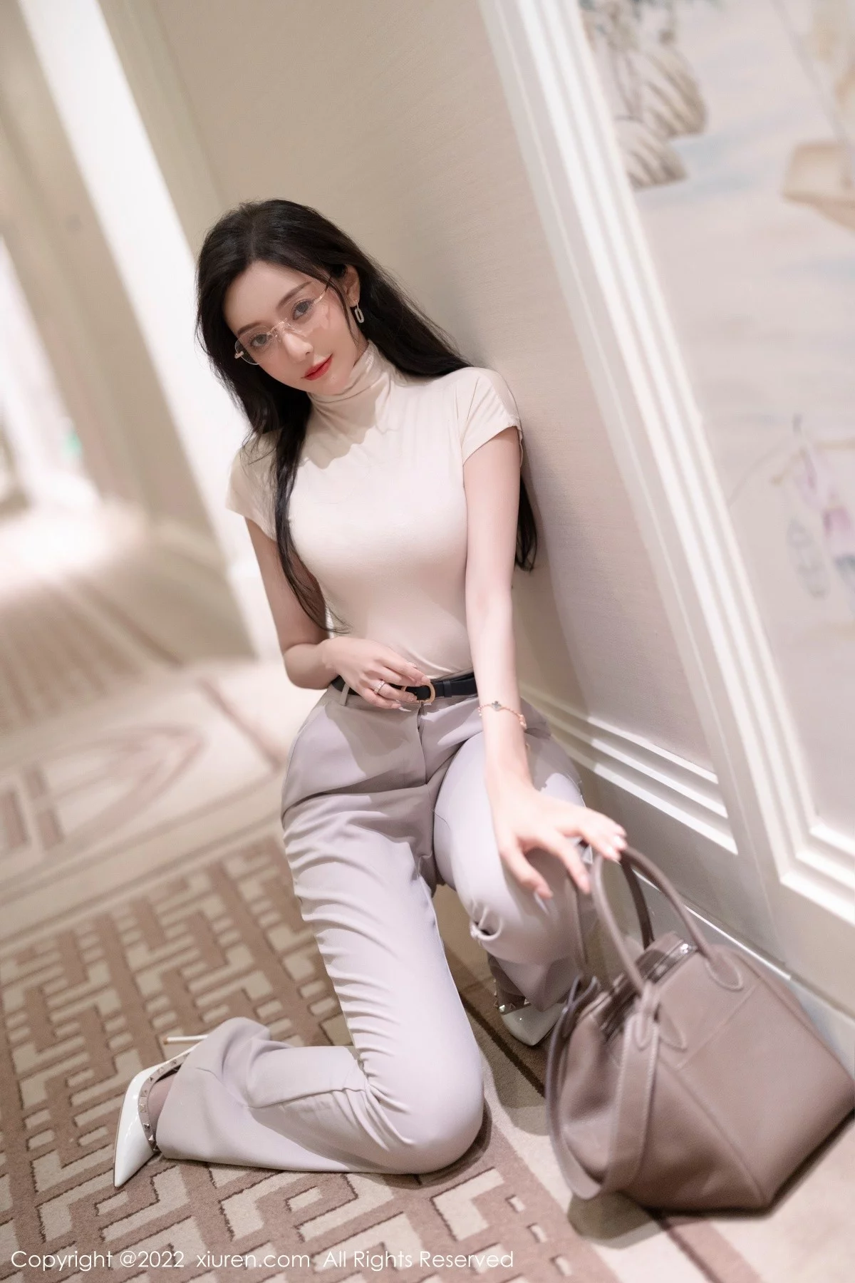 [[XiuRen秀人网]秀人网]No.5015_女神王馨瑶yanni厦门旅拍OL装扮半脱露性感内衣完美诱惑写真108P