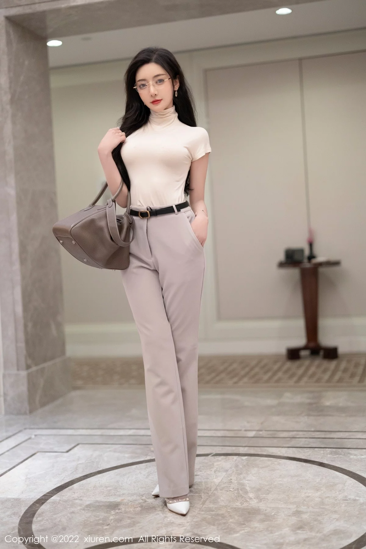 [[XiuRen秀人网]秀人网]No.5015_女神王馨瑶yanni厦门旅拍OL装扮半脱露性感内衣完美诱惑写真108P