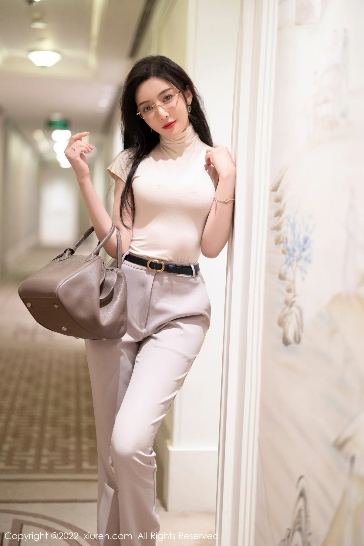 [[XiuRen秀人网]秀人网]No.5015_女神王馨瑶yanni厦门旅拍OL装扮半脱露性感内衣完美诱惑写真108P