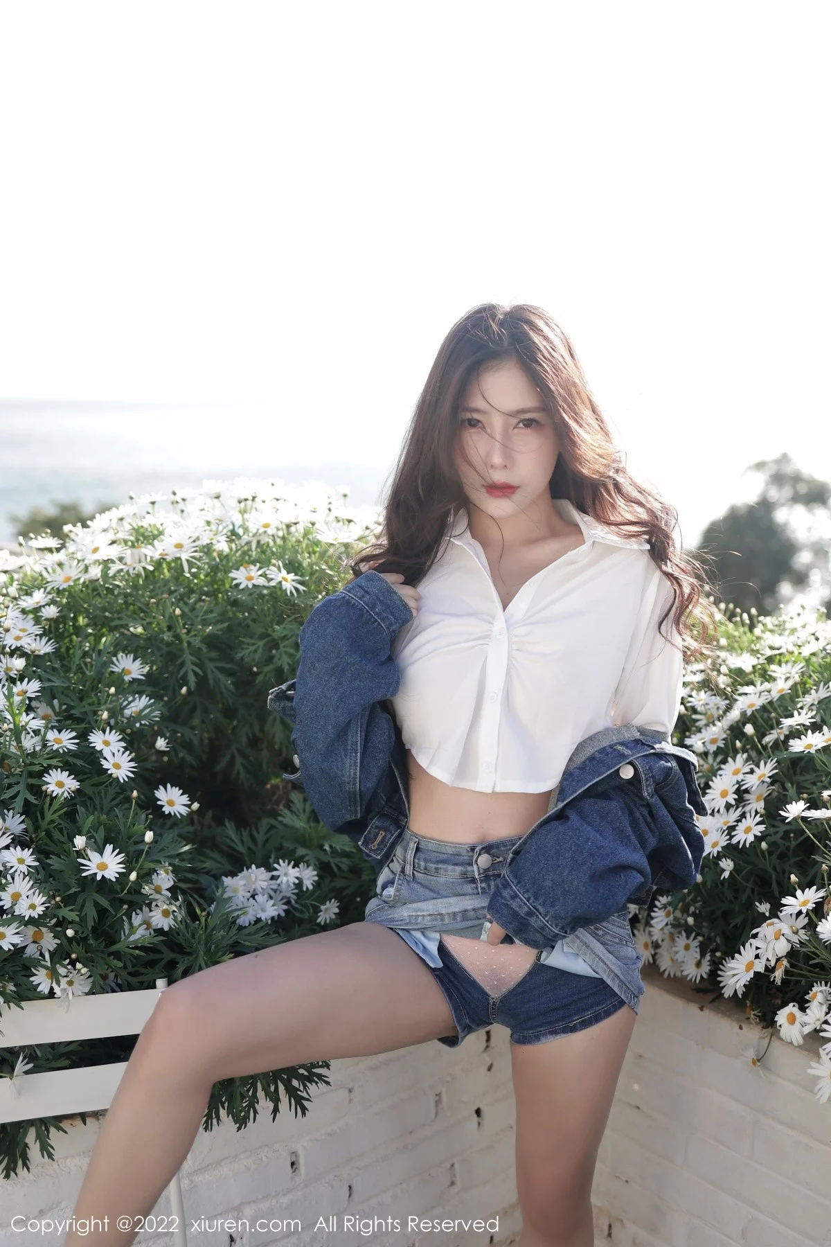 [[XiuRen秀人网]秀人网]No.5013_模特尹甜甜大理旅拍户外性感白T配牛仔短裤秀完美身材诱惑写真59P