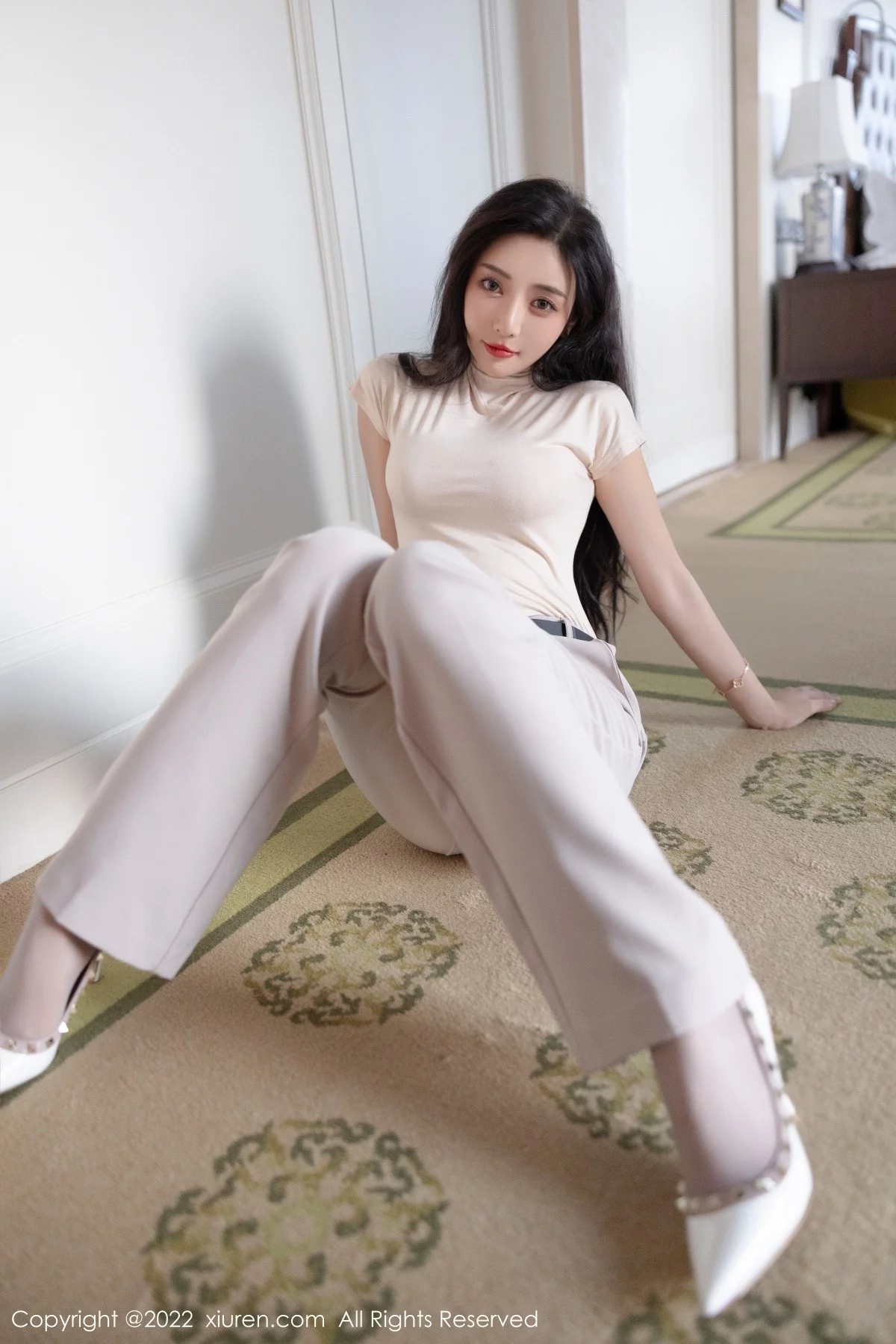 [[XiuRen秀人网]秀人网]No.5015_女神王馨瑶yanni厦门旅拍OL装扮半脱露性感内衣完美诱惑写真108P