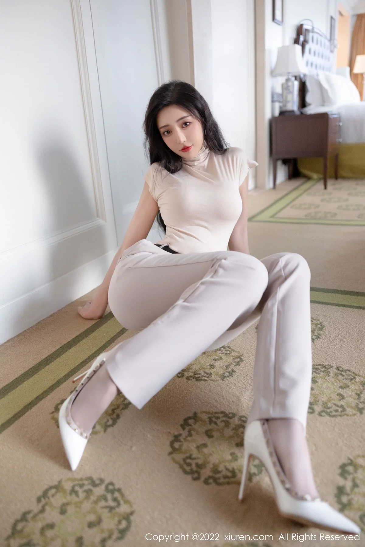 [[XiuRen秀人网]秀人网]No.5015_女神王馨瑶yanni厦门旅拍OL装扮半脱露性感内衣完美诱惑写真108P