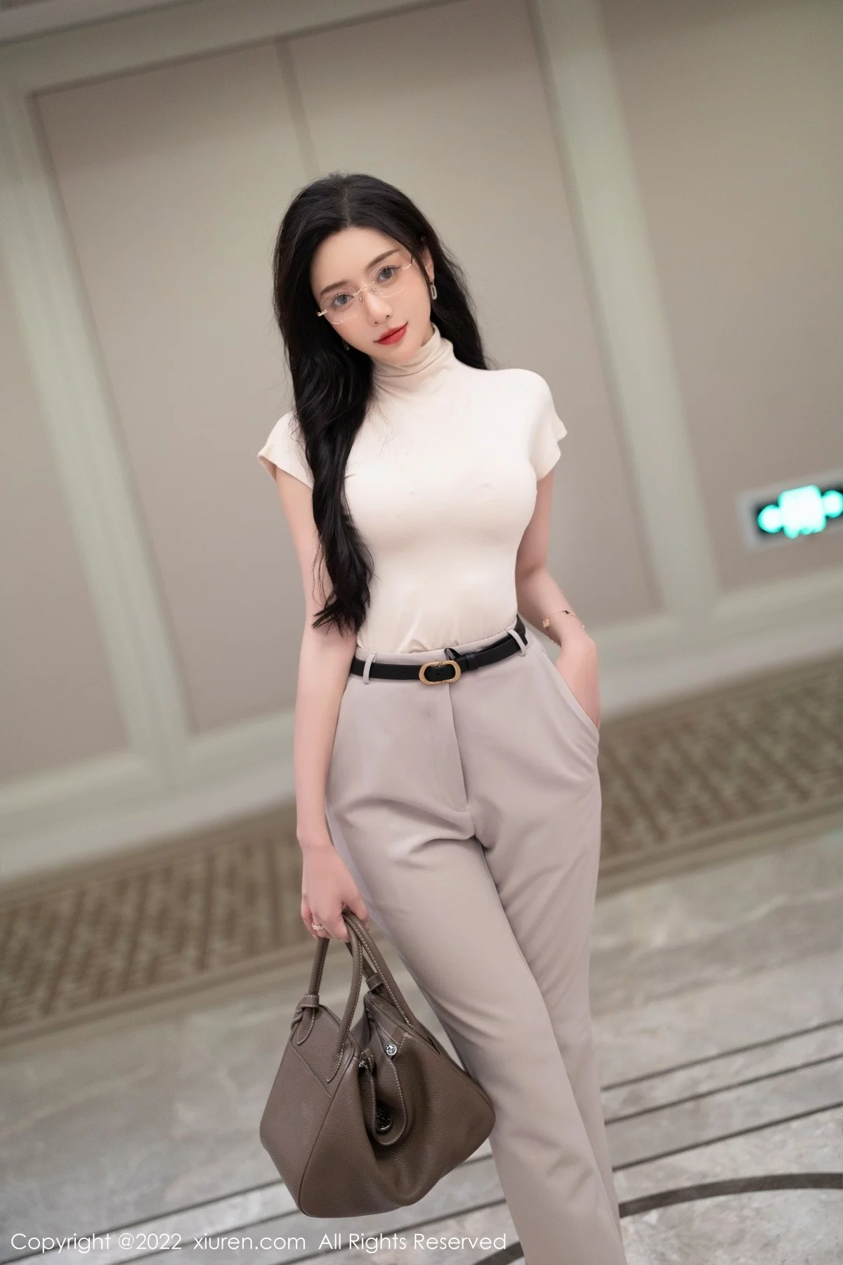 [[XiuRen秀人网]秀人网]No.5015_女神王馨瑶yanni厦门旅拍OL装扮半脱露性感内衣完美诱惑写真108P