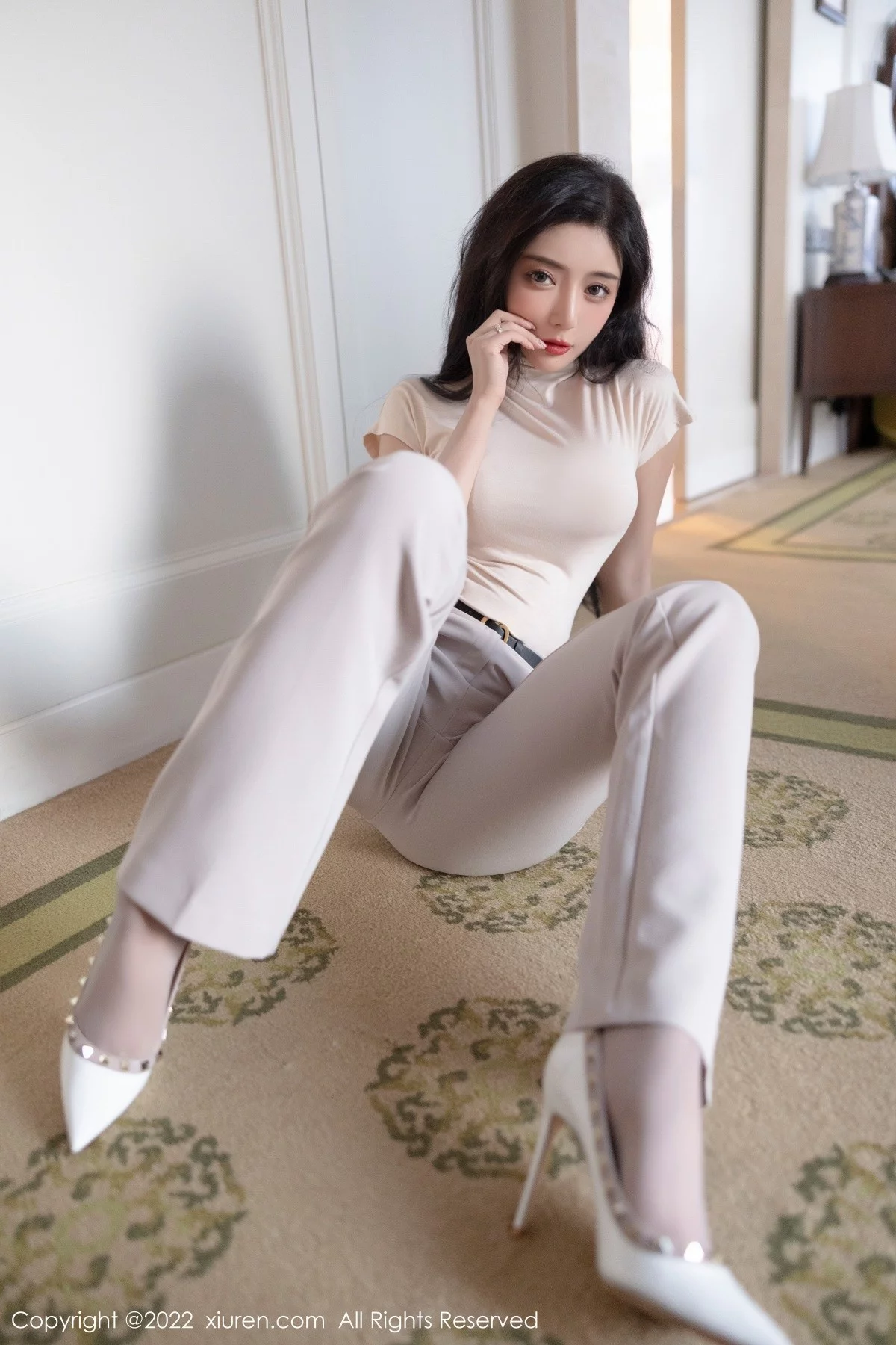 [[XiuRen秀人网]秀人网]No.5015_女神王馨瑶yanni厦门旅拍OL装扮半脱露性感内衣完美诱惑写真108P