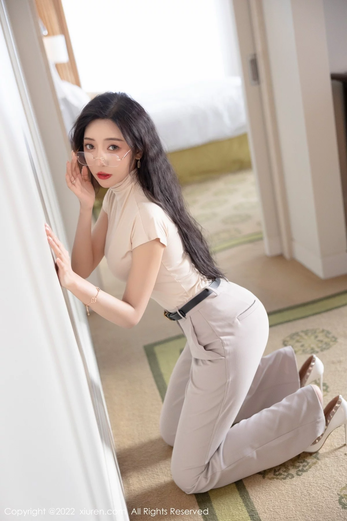 [[XiuRen秀人网]秀人网]No.5015_女神王馨瑶yanni厦门旅拍OL装扮半脱露性感内衣完美诱惑写真108P