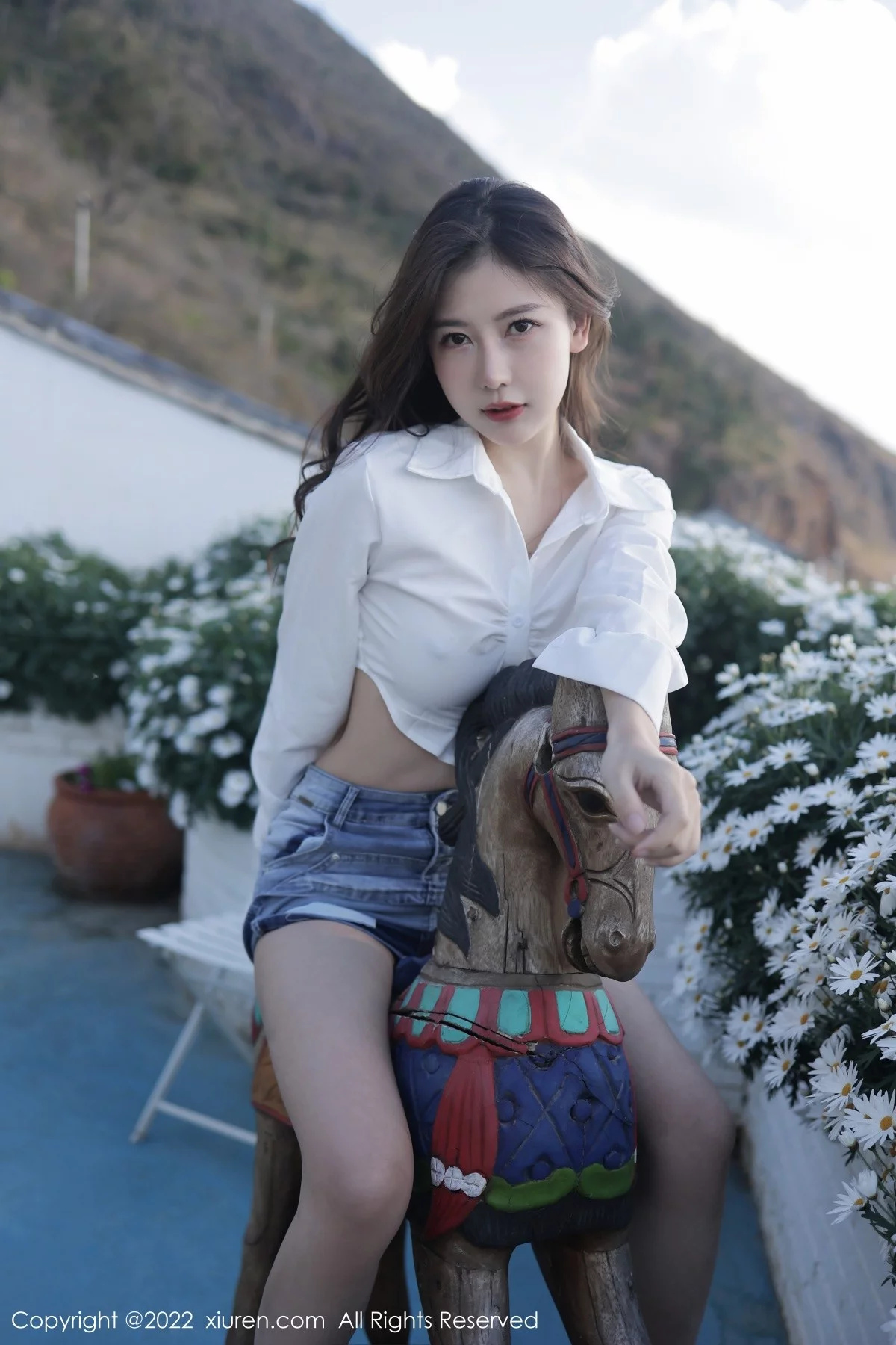 [[XiuRen秀人网]秀人网]No.5013_模特尹甜甜大理旅拍户外性感白T配牛仔短裤秀完美身材诱惑写真59P