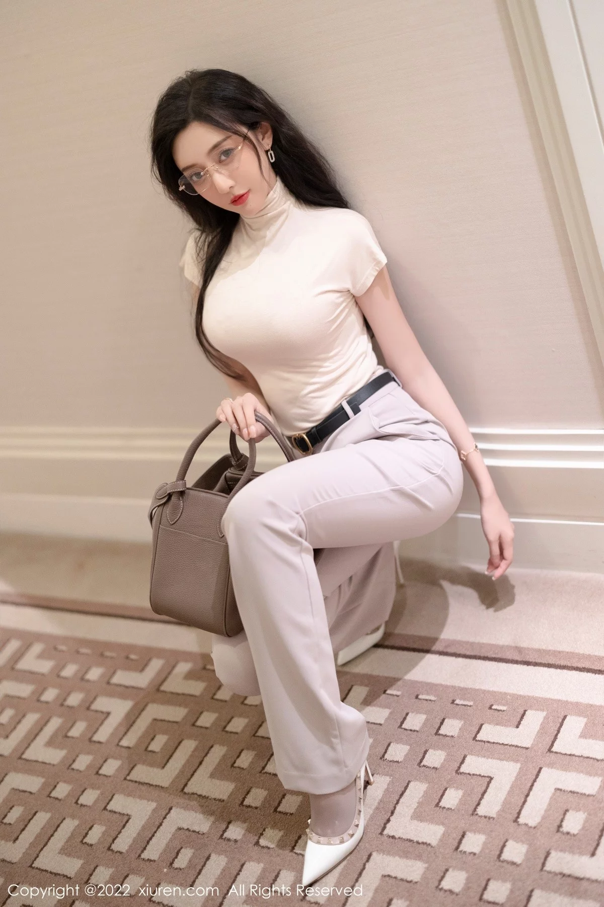 [[XiuRen秀人网]秀人网]No.5015_女神王馨瑶yanni厦门旅拍OL装扮半脱露性感内衣完美诱惑写真108P