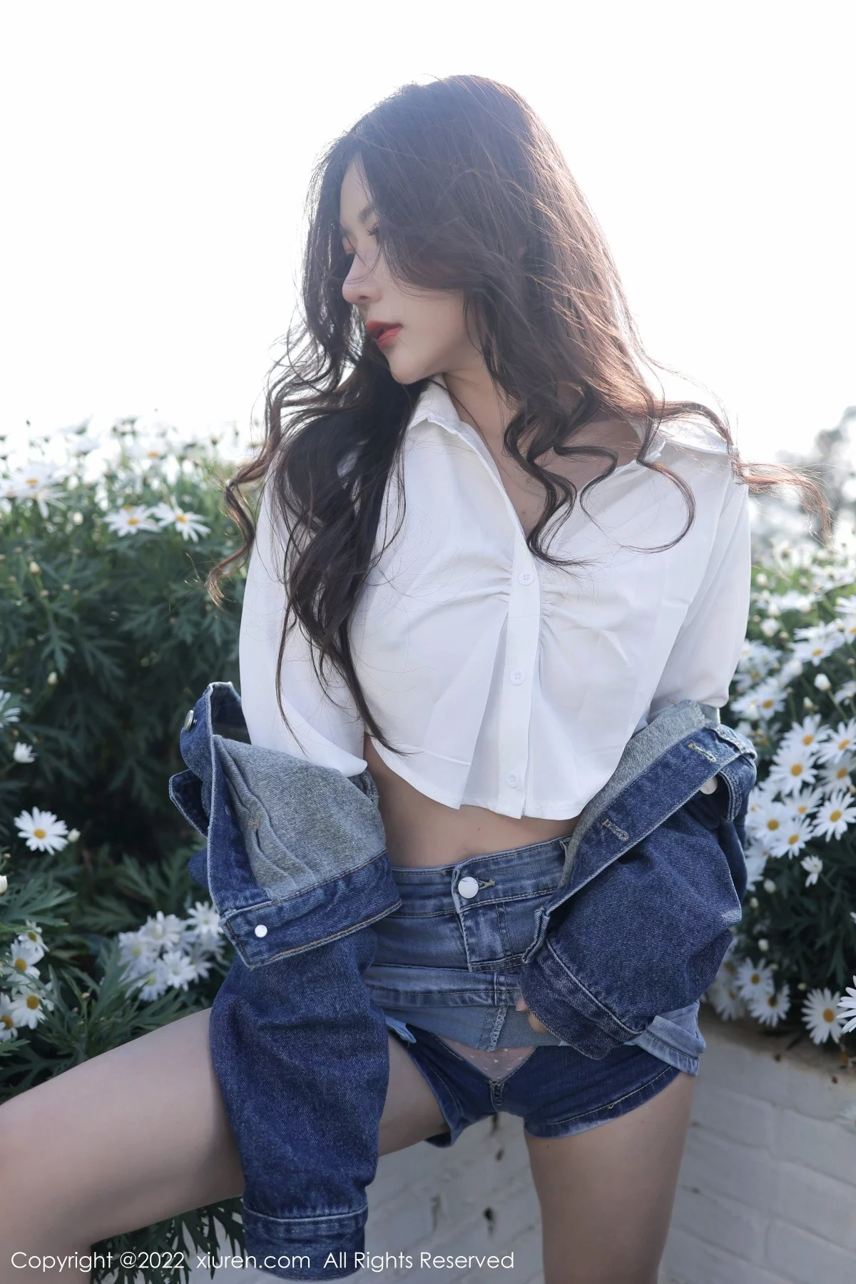 [[XiuRen秀人网]秀人网]No.5013_模特尹甜甜大理旅拍户外性感白T配牛仔短裤秀完美身材诱惑写真59P